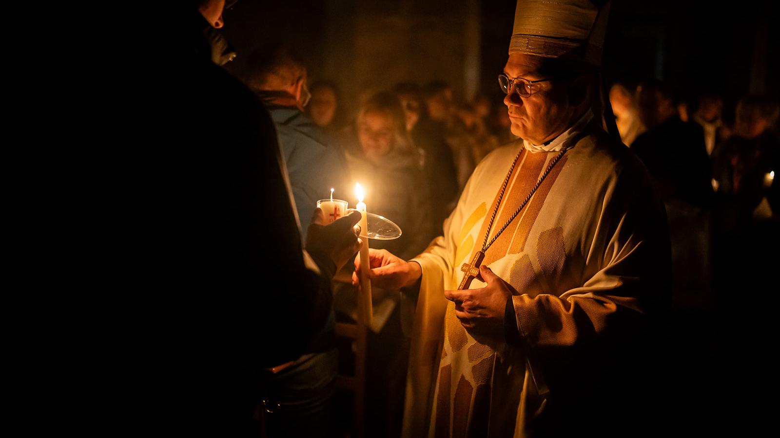 Bischof Dieser in der Osternacht: „Seit aber Jesus auferstanden ist, müssen wir nicht mehr sterben wie zum Tod Verurteilte, sondern wir sterben als zum Leben Gerettete.“