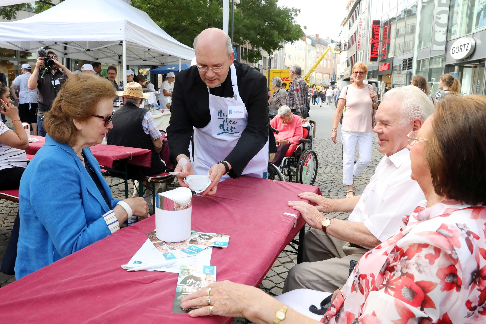 Bischof Dieser verteilt Suppe - Heute bei dir (c) Bistum Aachen - Andreas Steindl