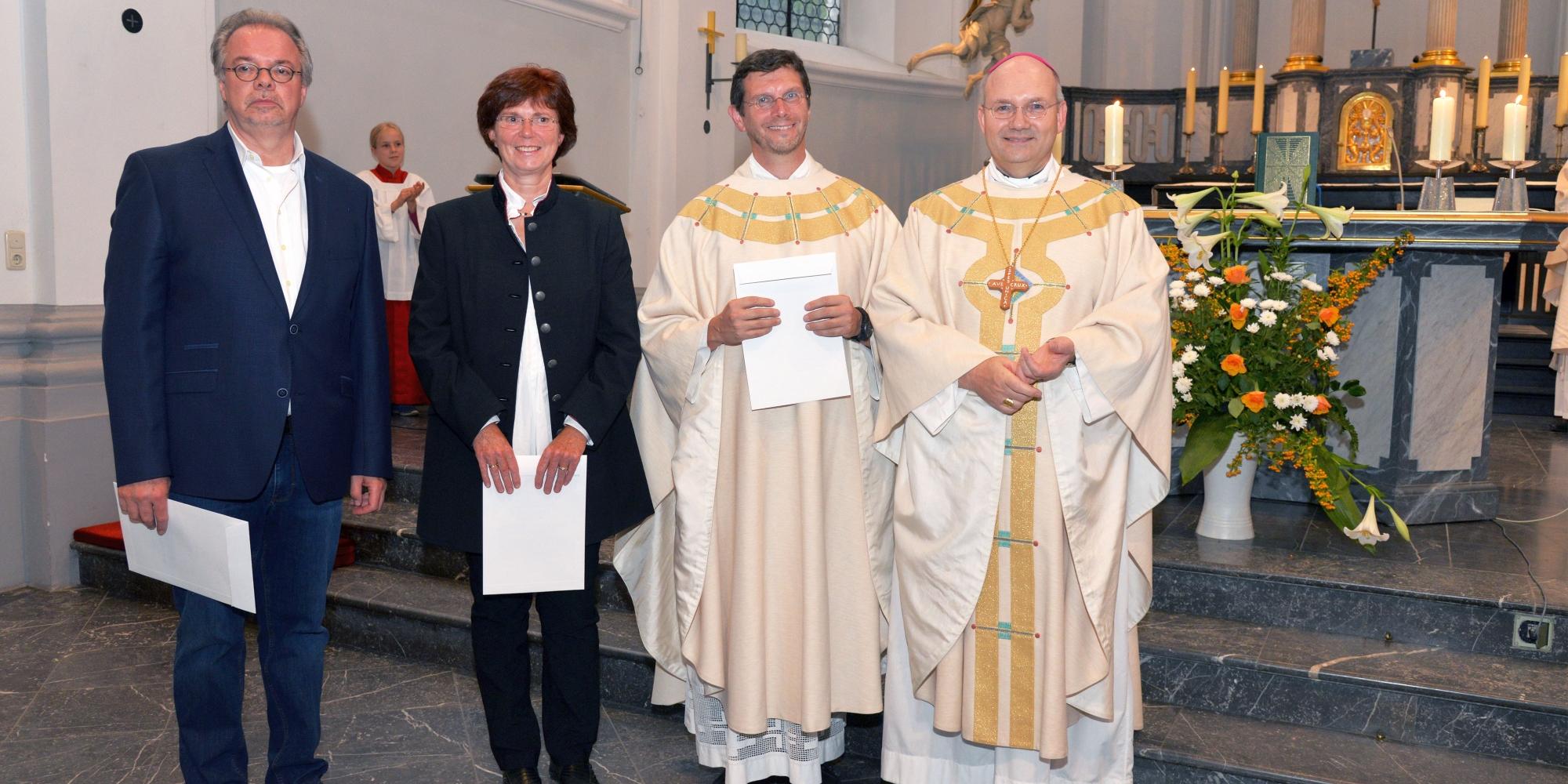 v.li.: Walter Nett (Pfarrei St. Jakob, Ehrenamtlicher Mitarbeiter), Pastoralreferentin Katrin Hohmann (Gemeinschaft der Gemeinden Aachen-Ost/Eilendorf), Regionalvikar Pfarrer Frank Hendriks (St. Gregor von Burtscheid) und Bischof Dr. Helmut Dieser