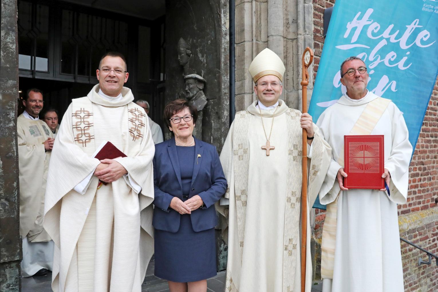 Regionalvikar Propst Markus Bruns, Diakon Stephan Lütgemeier sowie die ehrenamtliche Mitarbeiterin Hiltrud Derix mit Bischof Dr. Helmut Dieser (c) Bistum Aachen / Andreas Steindl