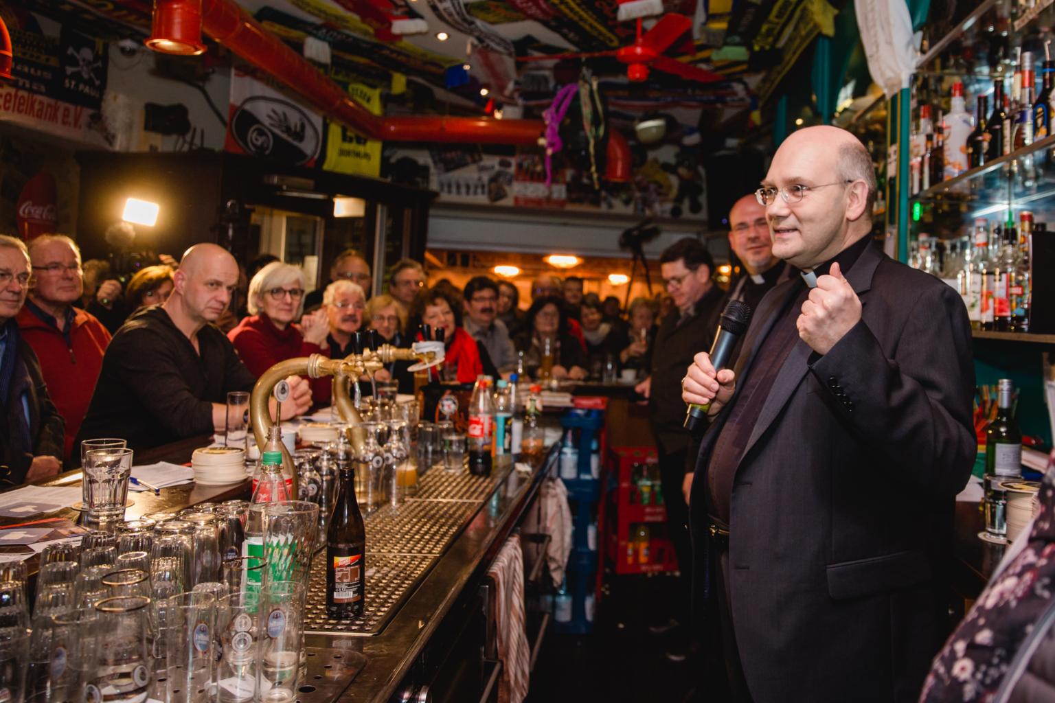 200 Gäste beten mit Bischof Dieser bei „Heute beim Bier“ (c) Bistum Aachen - Luz Müller