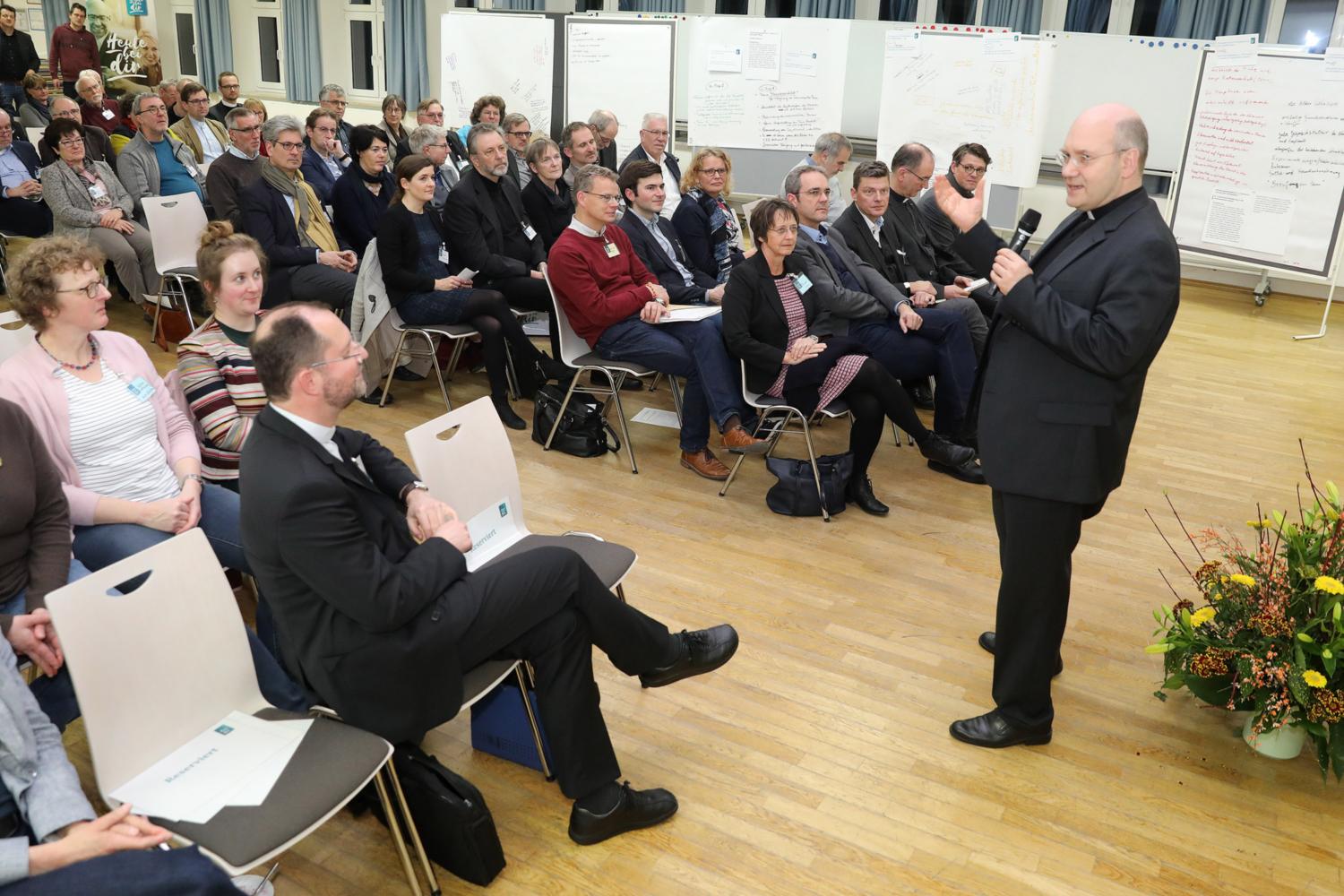 Bischof Dr. Helmut Dieser lobte das Engagement der Teilnehmer beim Perspektivtag zum 