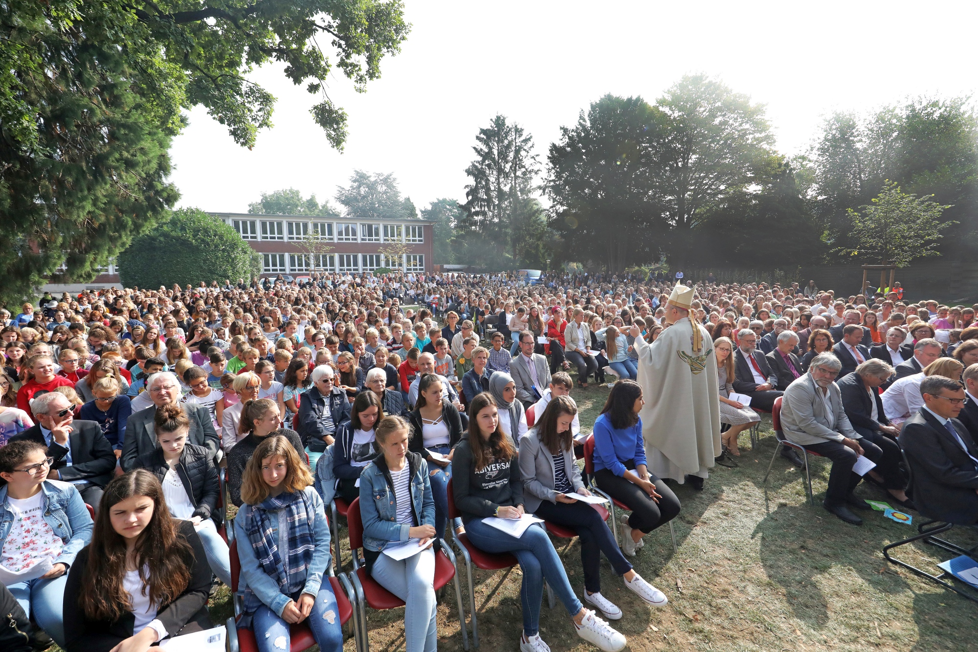 Bischof Dr. Helmut Dieser feierte mit Schülern, Lehrern und Eltern einen Gottesdienst im Park der St. Angela-Schule