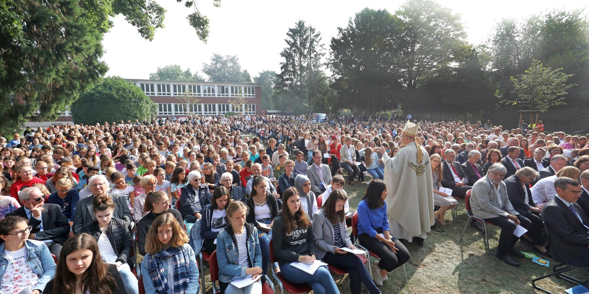 Bischof Dr. Helmut Dieser feierte mit Schülern, Lehrern und Eltern einen Gottesdienst im Park der St. Angela-Schule