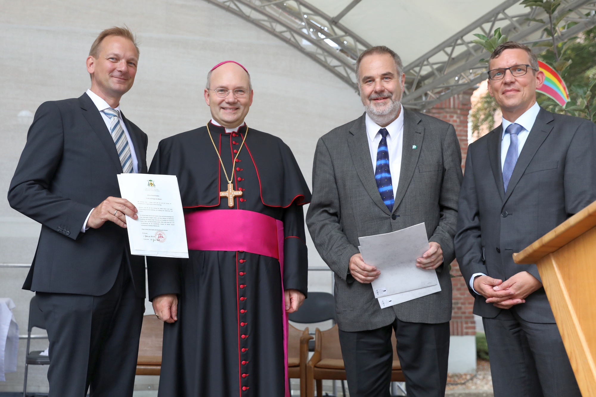 Neuer Schulleiter der St. Angela-Schule ist Olaf Windeln (l.). Pfarrer Rolf-Peter Cremer (2.v.r.), Leiter der Hauptabteilung Pastoral / Schule / Bildung im Bischöflichen Generalvikariat, überreichte ihm die Ernennungsurkunde. Bischof Dr. Helmut Dieser und Dr. Thomas Ervens, Leiter der Abteilung Erziehung und Schule im Bischöflichen Generalvikariat gratulierten dem neuen Schulleiter. (c) Bistum Aachen / Andreas Steindl