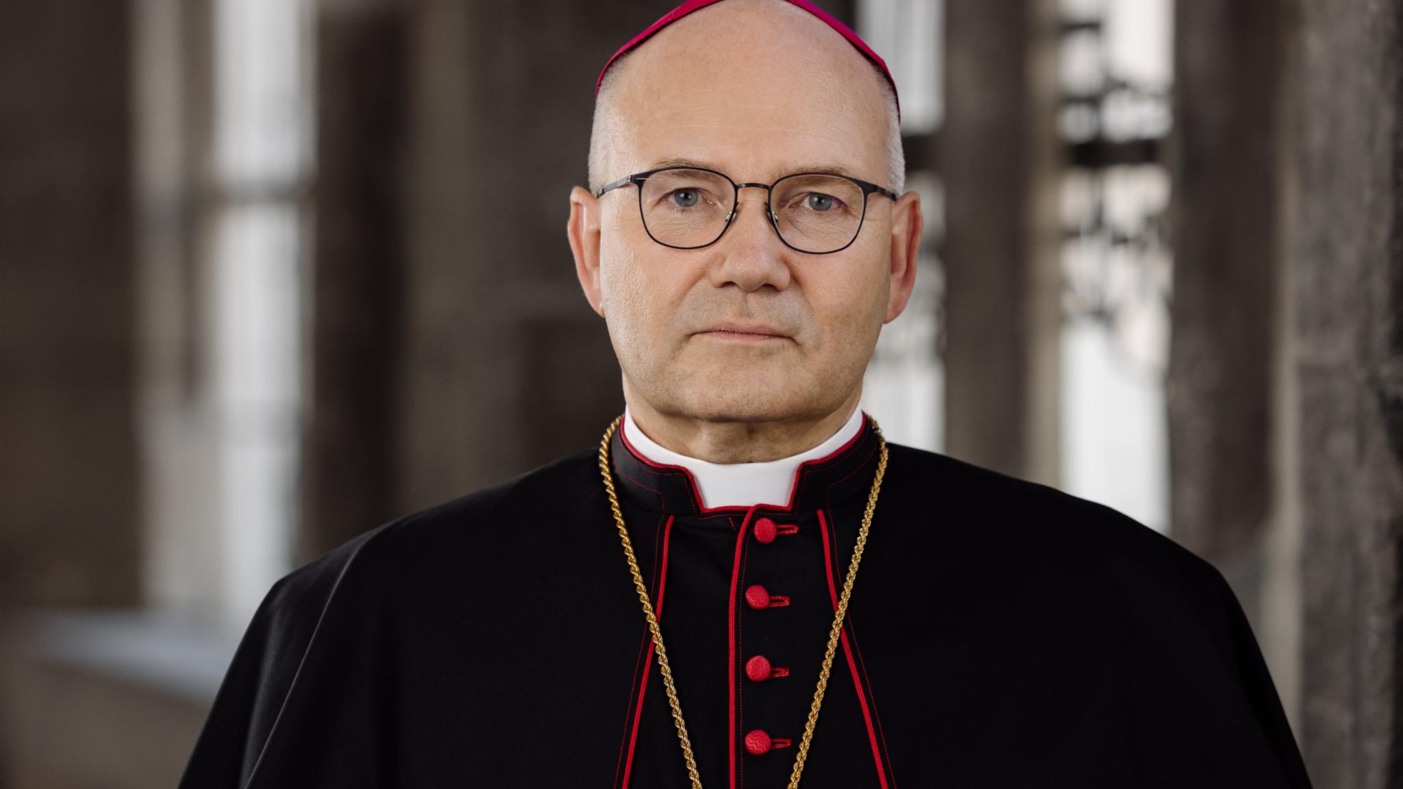 Bischof Dr. Helmut Dieser (im Kreuzgang)