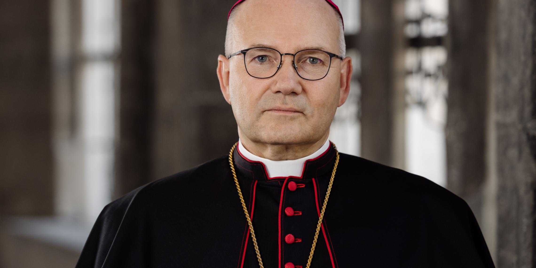 Bischof Dr. Helmut Dieser (im Kreuzgang)