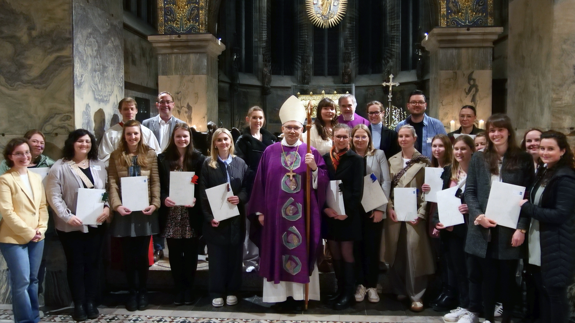 Im Rahmen des festlichen Gottesdienstes hat Bischof Dr. Helmut Dieser im Aachener Dom die Urkunden überreicht. (c) Bistum Aachen