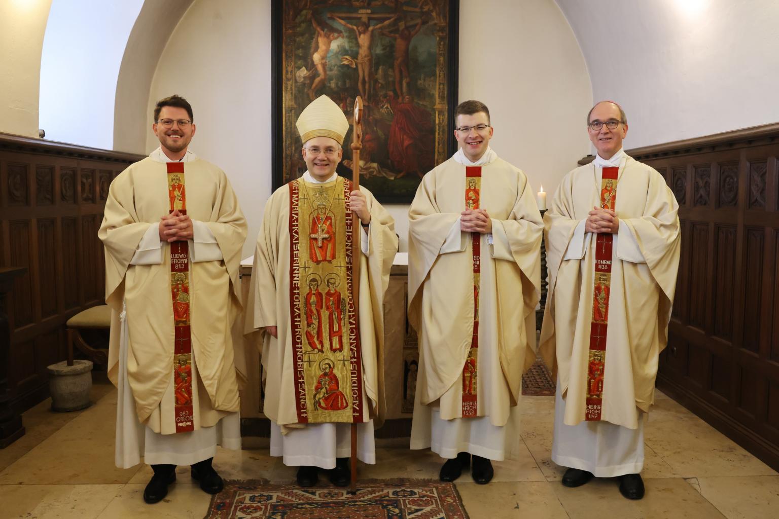 Priesterweihe von Markus Terporten und André Vogelsberg am Samstag, 4. Juni, um 9.30 Uhr durch Bischof Dr. Helmut Dieser im Hohen Dom zu Aachen - (v.l.) Markus Terporten, Bischof Dr. Helmut Dieser, André Vogelsberg, Weihbischof Karl Borsch (c) Bistum Aachen - Andreas Steindl