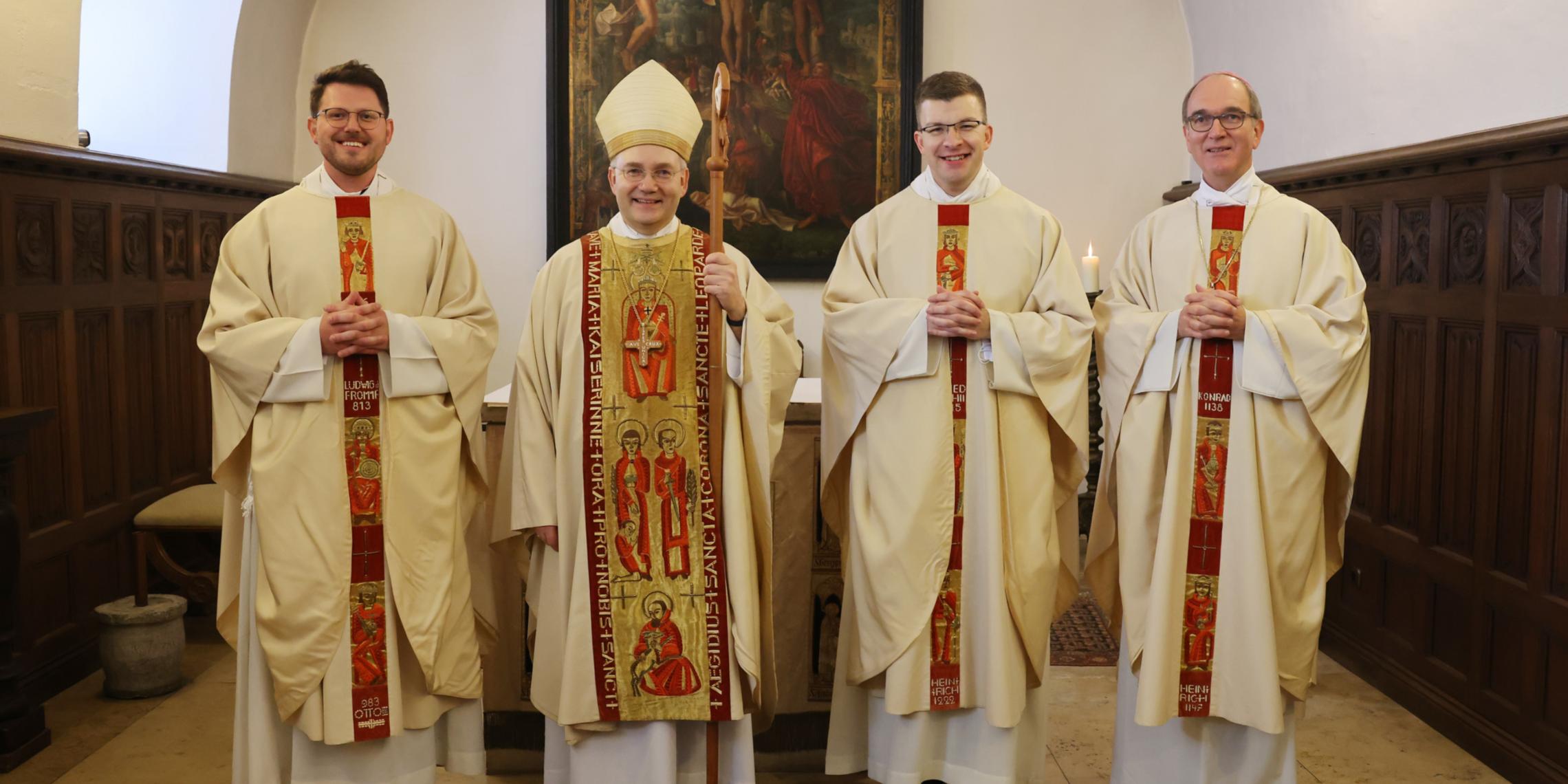 Priesterweihe von Markus Terporten und André Vogelsberg am Samstag, 4. Juni, um 9.30 Uhr durch Bischof Dr. Helmut Dieser im Hohen Dom zu Aachen - (v.l.) Markus Terporten, Bischof Dr. Helmut Dieser, André Vogelsberg, Weihbischof Karl Borsch