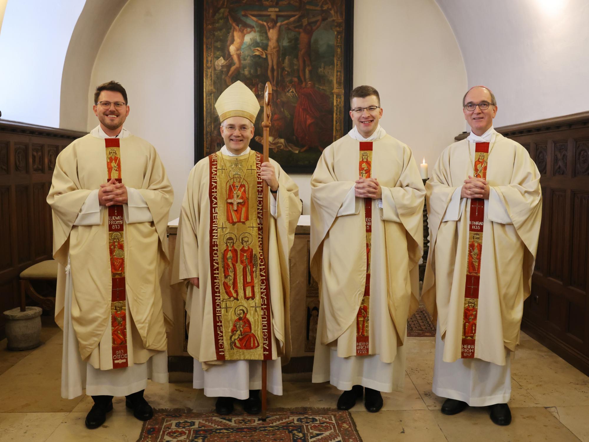 Priesterweihe von Markus Terporten und André Vogelsberg am Samstag, 4. Juni, um 9.30 Uhr durch Bischof Dr. Helmut Dieser im Hohen Dom zu Aachen - (v.l.) Markus Terporten, Bischof Dr. Helmut Dieser, André Vogelsberg, Weihbischof Karl Borsch