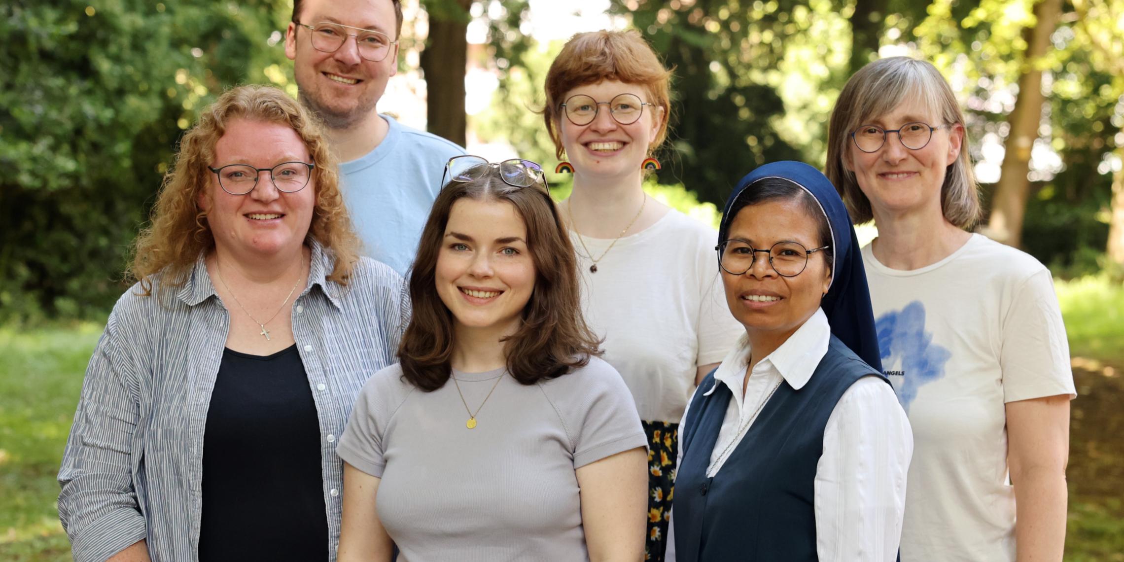 Haben ihre Ausbildung abgeschlossen: Tanja Görlach, Anna Schlecht, Schwester Imelda Taneo SSpS, Jonas Küppers, Clara Keck und Claudia Brüser-Meyer (v. l. n. r.). Es fehlt Jorge Gallegos Sánchez.
