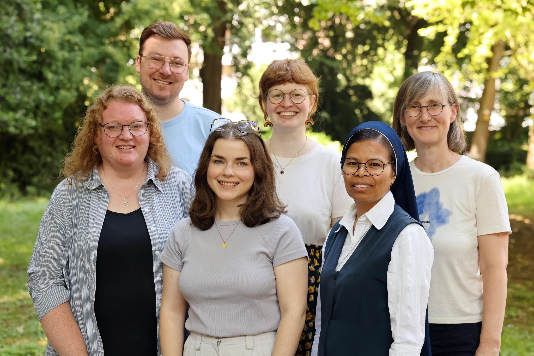 Haben ihre Ausbildung abgeschlossen: Tanja Görlach, Anna Schlecht, Schwester Imelda Taneo SSpS, Jonas Küppers, Clara Keck und Claudia Brüser-Meyer (v. l. n. r.). Es fehlt Jorge Gallegos Sánchez.