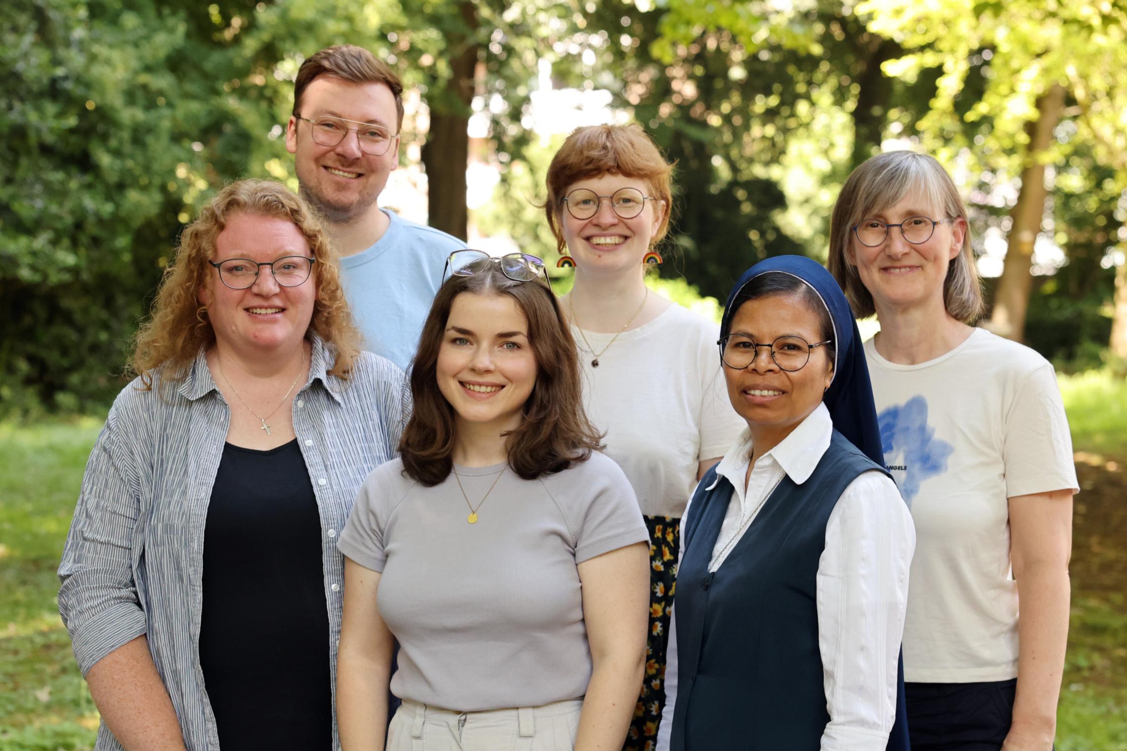 Haben ihre Ausbildung abgeschlossen: Tanja Görlach, Anna Schlecht, Schwester Imelda Taneo SSpS, Jonas Küppers, Clara Keck und Claudia Brüser-Meyer (v. l. n. r.). Es fehlt Jorge Gallegos Sánchez.
