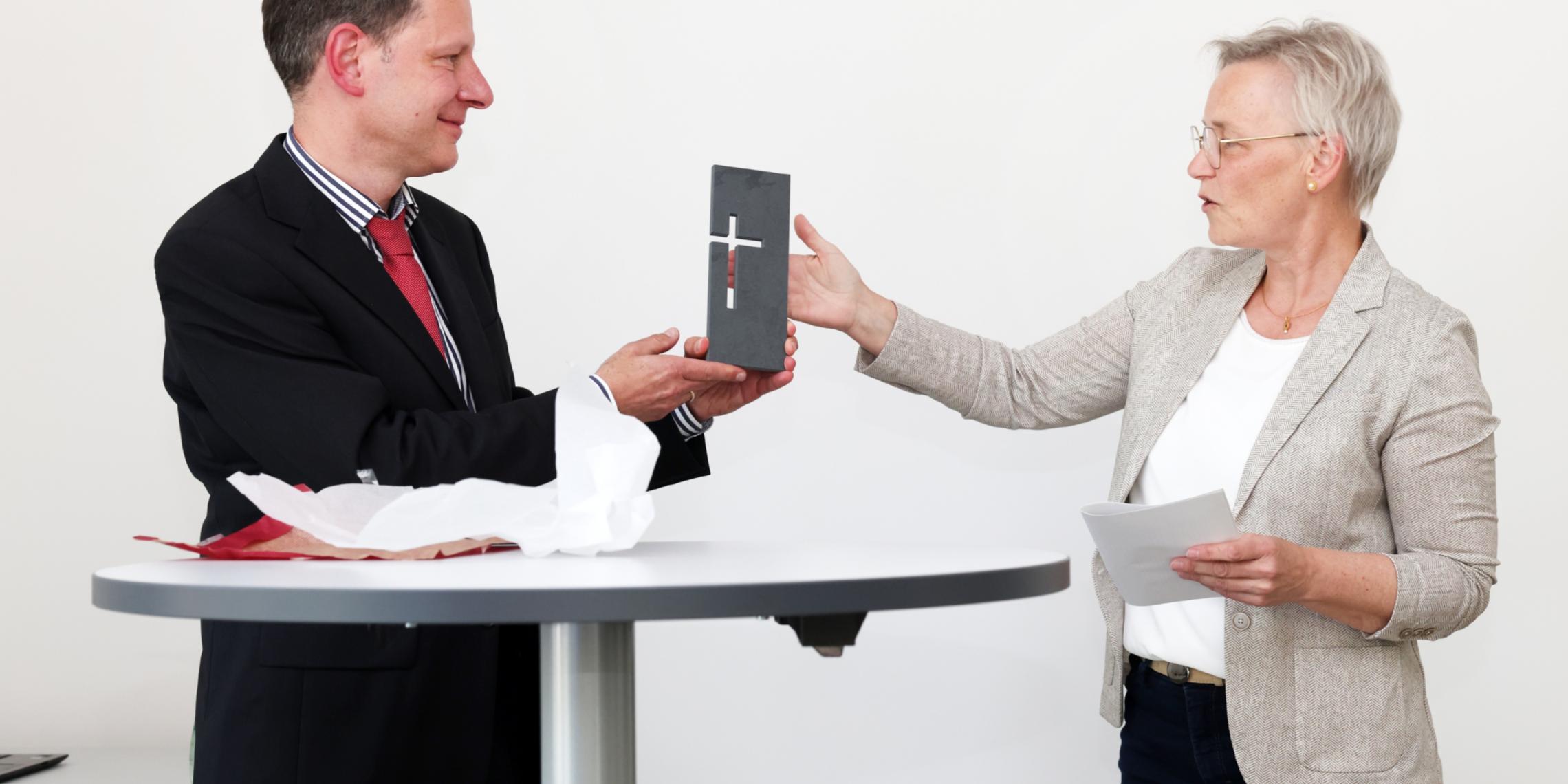 Neuer Wohnraum für Studierende und das Angebot der Katholischen Studentengemeinde (KSG) Jülich unter einem Dach: Das Bistum Aachen hat auf dem Gelände der alten Fachhochschule an der Haubourdinstraße 40 in Jülich ein Gebäude erworben, das nun bezogen wurde. „Näher, größer, besser erreichbar, barrierefrei und ansprechender“, freut sich Alexander Peters, Leiter der KSG Jülich über den neuen Standort. Die Einsegnung des Hauses nahm Pfarrer Josef Wolff, Leiter der Gemeinschaft der Gemeinden (GdG) Heilig Geist vor.