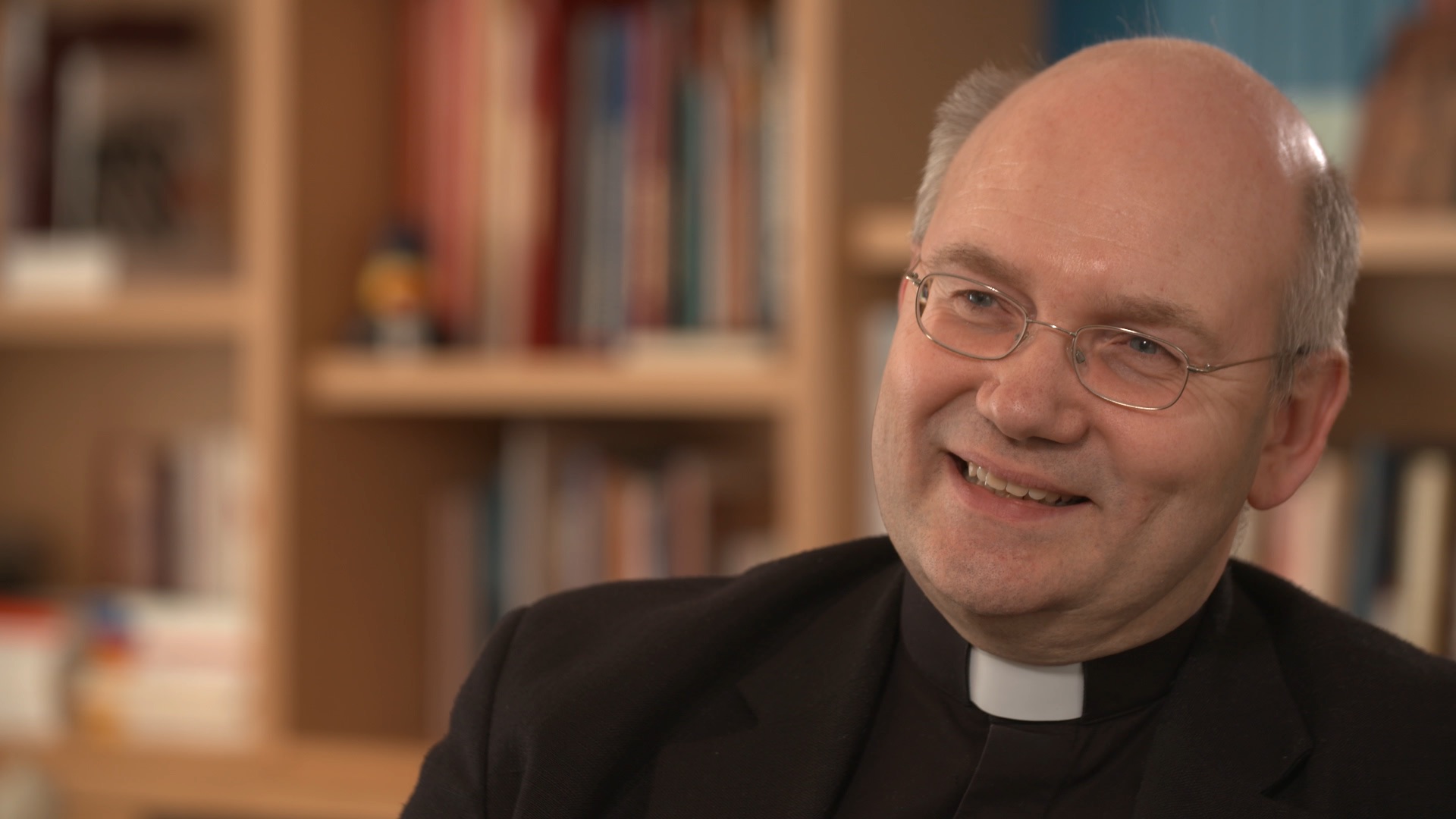 Der Bischof des Bistums Aachen, Helmut Dieser, sorgt sich um die Menschen in seiner Diözese Über die sozialen Medien führt er einen offenen Austausch mit Katharina, einer jungen, engagierten Heinsbergerin. Trotz der räumlichen Distanz entsteht eine echte Begegnung auf Augenhöhe.