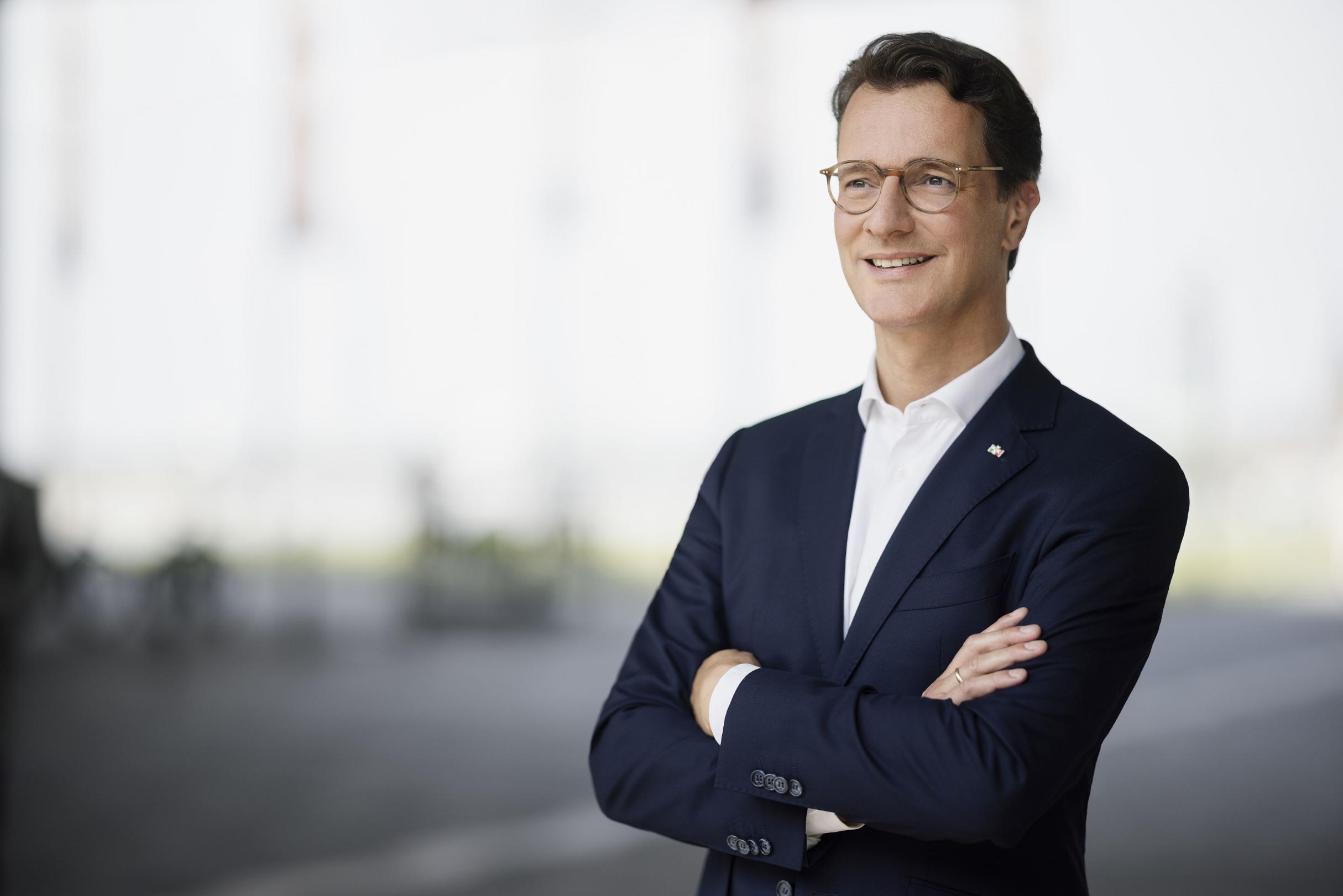 „Es ist gut, dass es keine Schlusslicht-Debatte mehr gibt, sondern endlich über das Aufsteigerland NRW gesprochen wird“, sagt NRW-Ministerpräsident Hendrik Wüst.