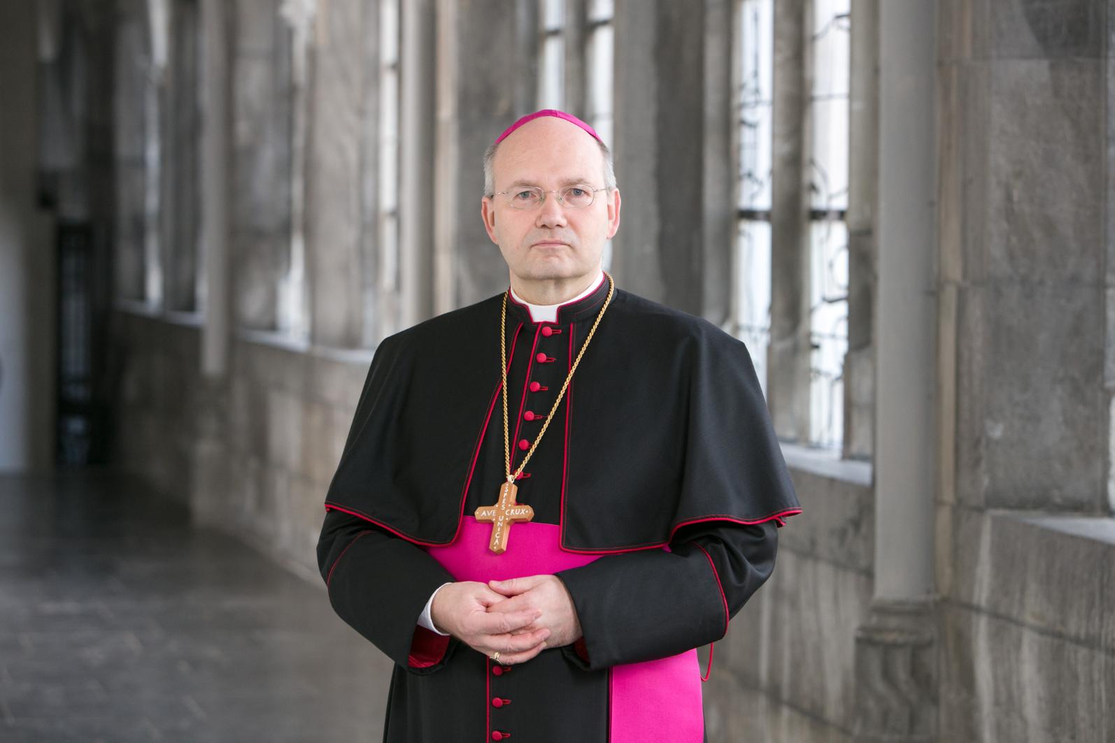 Bischof Dr. Helmut Dieser zeigt sich tief betroffen über das Ausmaß der Hochwasser-Katastrophe und spricht allen Menschen, die Angehörige und Freunde verloren haben, sein Mitgefühl aus. (c) Bistum Aachen - Carl Brunn