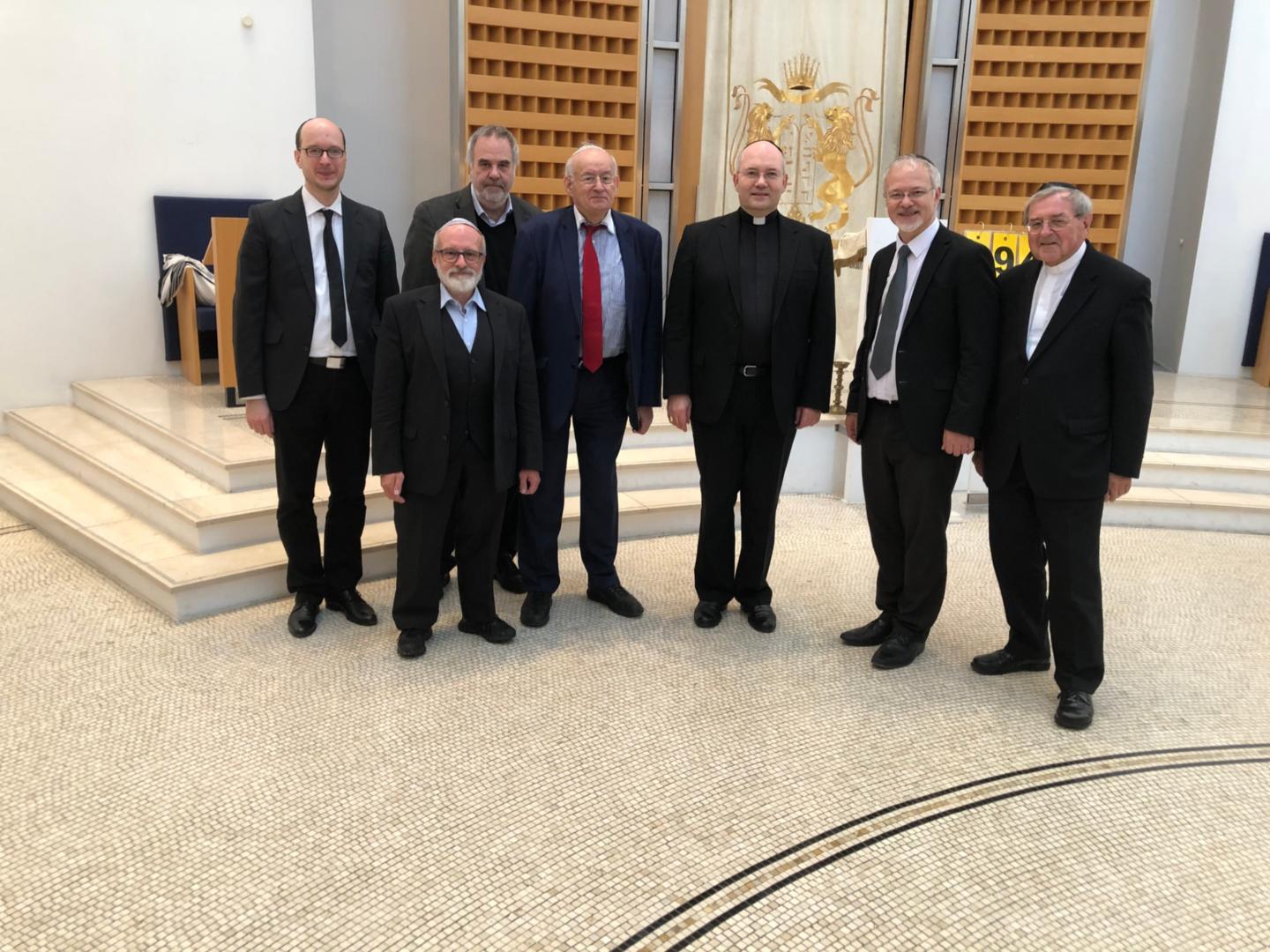 Bischof Dr. Helmut Dieser hat heute zusammen mit dem emeritierten Bischof Dr. Heinrich Mussinghoff und Dompropst Rolf-Peter Cremer als Zeichen der Solidarität die Aachener Synagoge besucht. (c) Bistum Aachen / Stefan Wieland