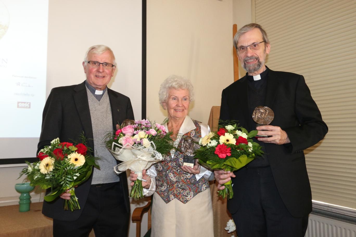 Für seine Erinnerungsarbeit in der Gedenktstätte Oświęcim (Auschwitz) hat Pfarrer Manfred Deselaers (r.), Priester des Bistums Aachen, den Edith-Stein-Preis erhalten. Außerdem ausgezeichnet wurden Prof. Jerzy Machnacz und Anita Czarniecka–Stefańska.