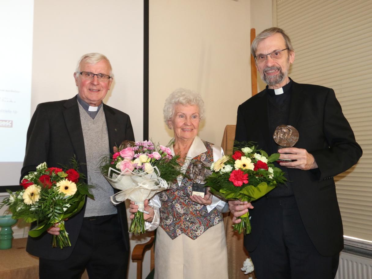 Für seine Erinnerungsarbeit in der Gedenktstätte Oświęcim (Auschwitz) hat Pfarrer Manfred Deselaers (r.), Priester des Bistums Aachen, den Edith-Stein-Preis erhalten. Außerdem ausgezeichnet wurden Prof. Jerzy Machnacz und Anita Czarniecka–Stefańska.