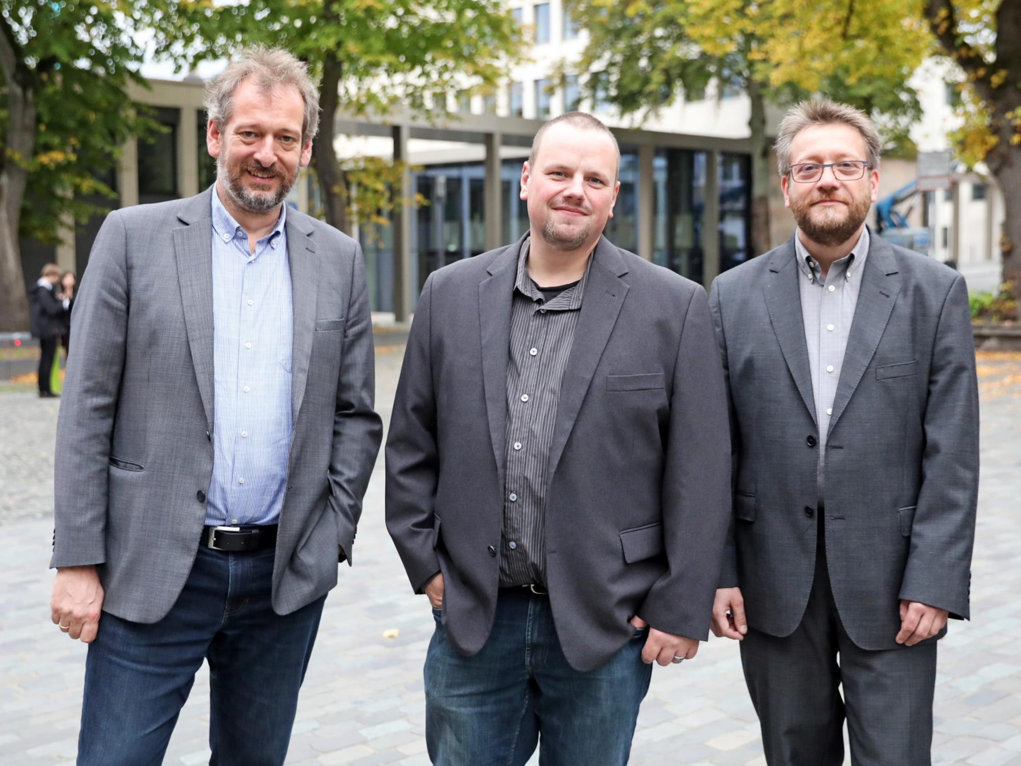 Werden zu Ständigen Diakonen geweiht: Markus Offner (v.l.), Christian Harttig und Daniel Ohlig.