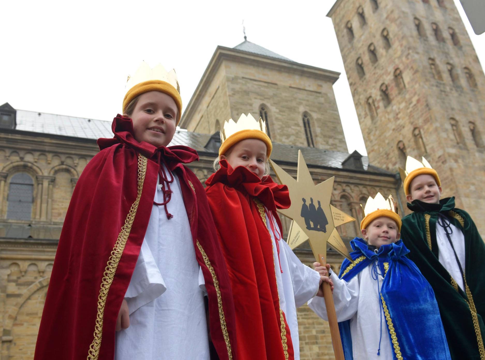 Die vier Sternsinger Marie H. (9), Marie M. (9), Matti (9) und Jakob (10) aus der Gemeinde St. Servatius in Beesten freuen sich schon auf die bundesweite Eröffnung in Osnabrück. (v.l.n.r.). (c) Hermann Pentermann / Kindermissionswerk