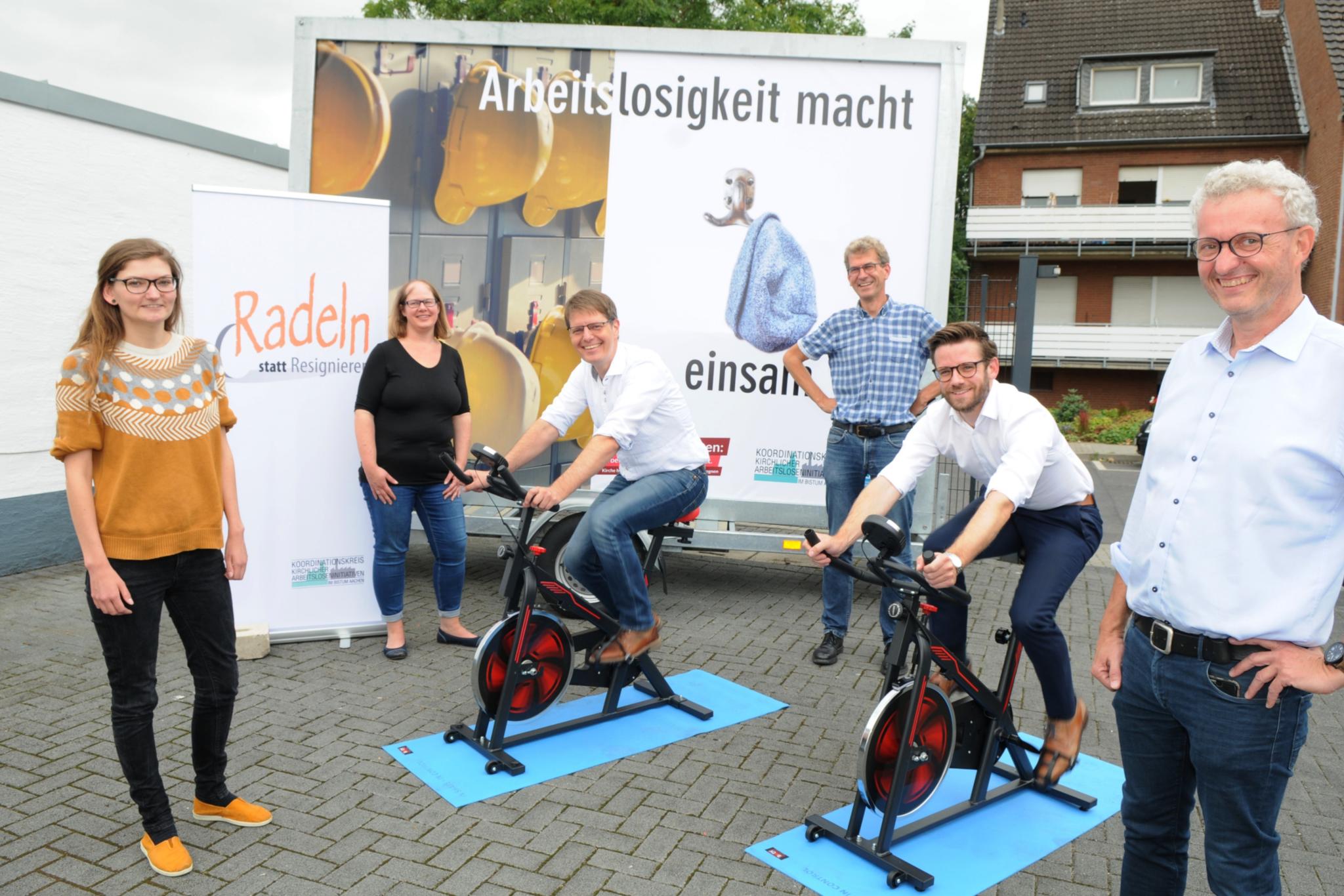 Der Startschuss für die bistumsweite Aktion 'Radeln statt Resignieren - 2020 Kilometer für Erwerbslose' ist in Mönchengladbach gefallen: (v.l.) Kathrin Henneberger, Referentin Arbeitswelt und Betriebspastoral (Bistum Aachen) und Kristina Hamm, Geschäftsführerin Koordinationskreis kirchlicher Arbeitsloseninitiativen. Matthias Merbecks und Dr. Manfred Körber, Sprecher des Koordinationskreises kirchlicher Arbeitslosenarbeit, freuen sich, dass die beiden Gladbacher Oberbürgermeisterkandidaten Boris Wolkowski (Grüne) und Felix Heinrichs (SPD) in die Pedale getreten haben.