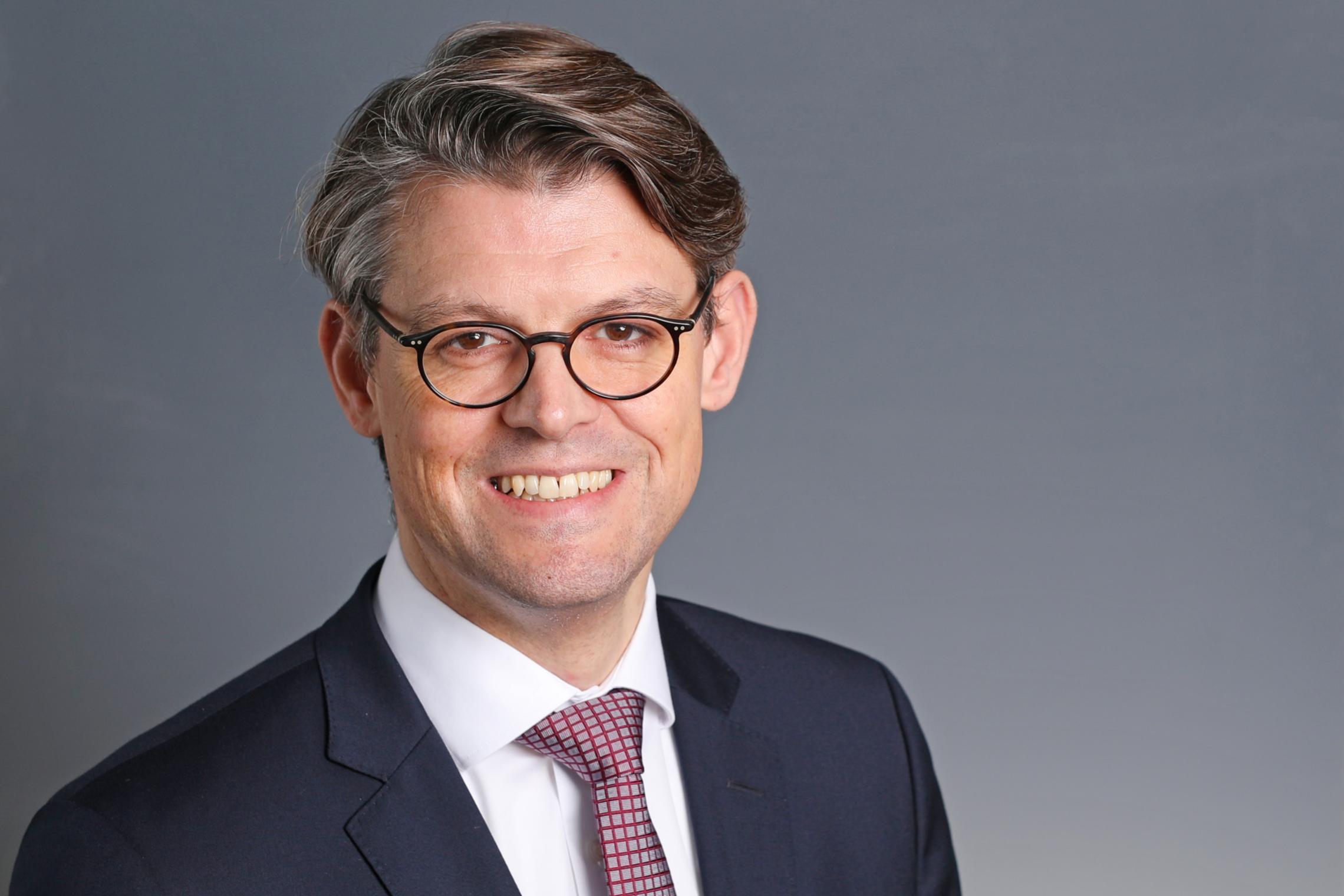 Mit Blick auf die Finanzen des Bistums verweist Martin Tölle auf das feste Fundament für die vielfältigen Aufgaben: „Darauf stehend greifen wir die Veränderungen der Gesellschaft auf, in der Kirche lebt und wirkt. So können wir gemeinsam daran mitwirken, dass das Netzwerk Kirche auch in Zukunft trägt und einen verlässlichen Beitrag leistet.“