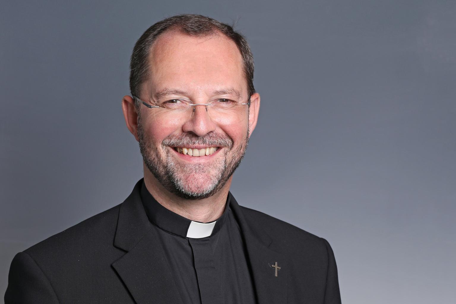 „Die Seelsorge ist längst nicht mehr an den Kirchturm gebunden, sondern entfaltet sich in vielfältigen, auch selbst organisierten Orten von Kirche, die wir in Zukunft stark fördern werden“, sagt Dr. Andreas Frick, Generalvikar des Bistums Aachen. (c) Bistum Aachen - Andreas Steindl