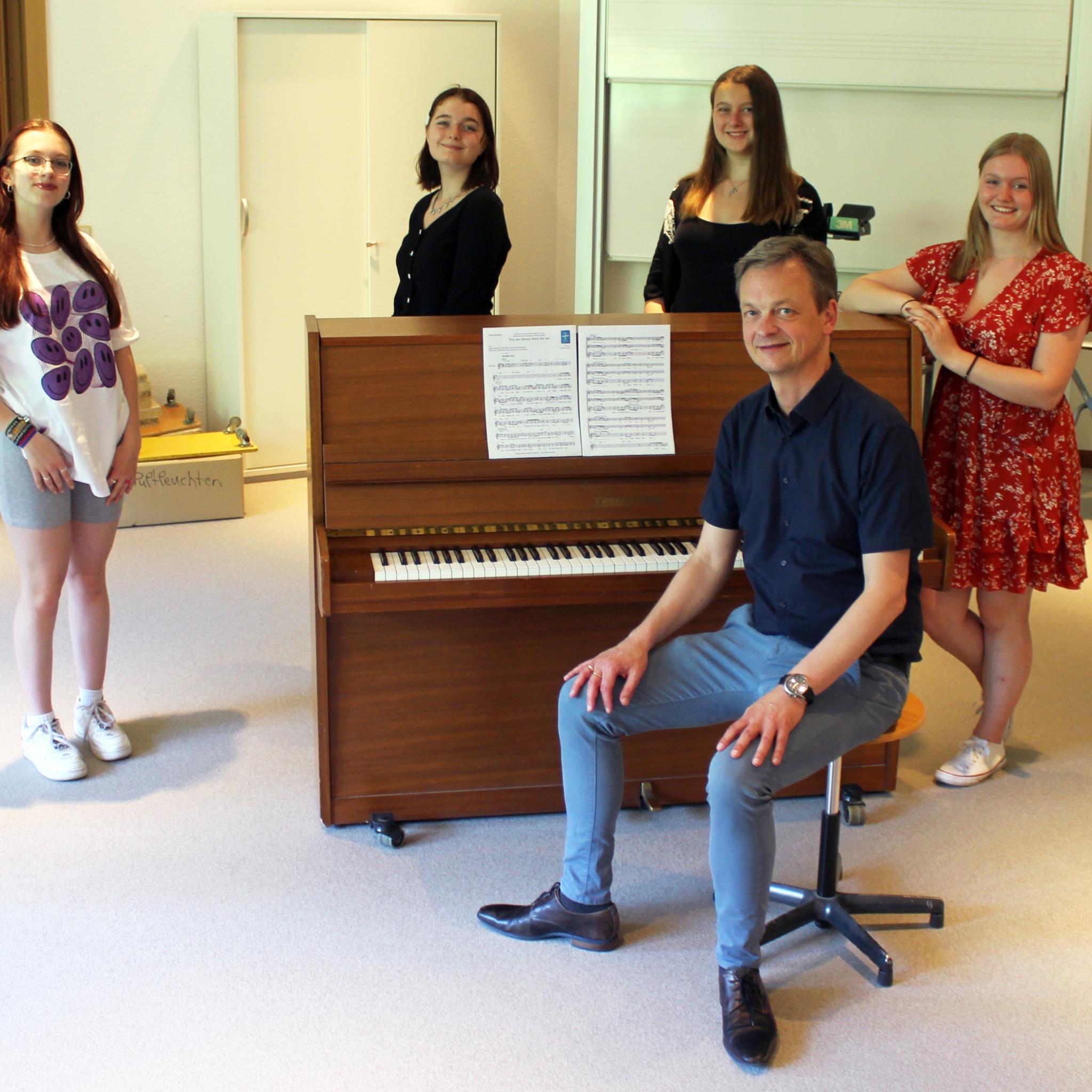 Haben nicht damit gerechnet, den Song-Wettbewerb zu gewinnen: Julia Kraayvanger, Annika Bürcks, Sofie Kapuscik, Finia Lillie und Ellen Mevissen mit ihrem Lehrer Hans-Peter Kortmann (sitzend) haben mit ihrem Song-Text die Jury, unter anderem Professor Michael Hoppe (r.), überzeugt.