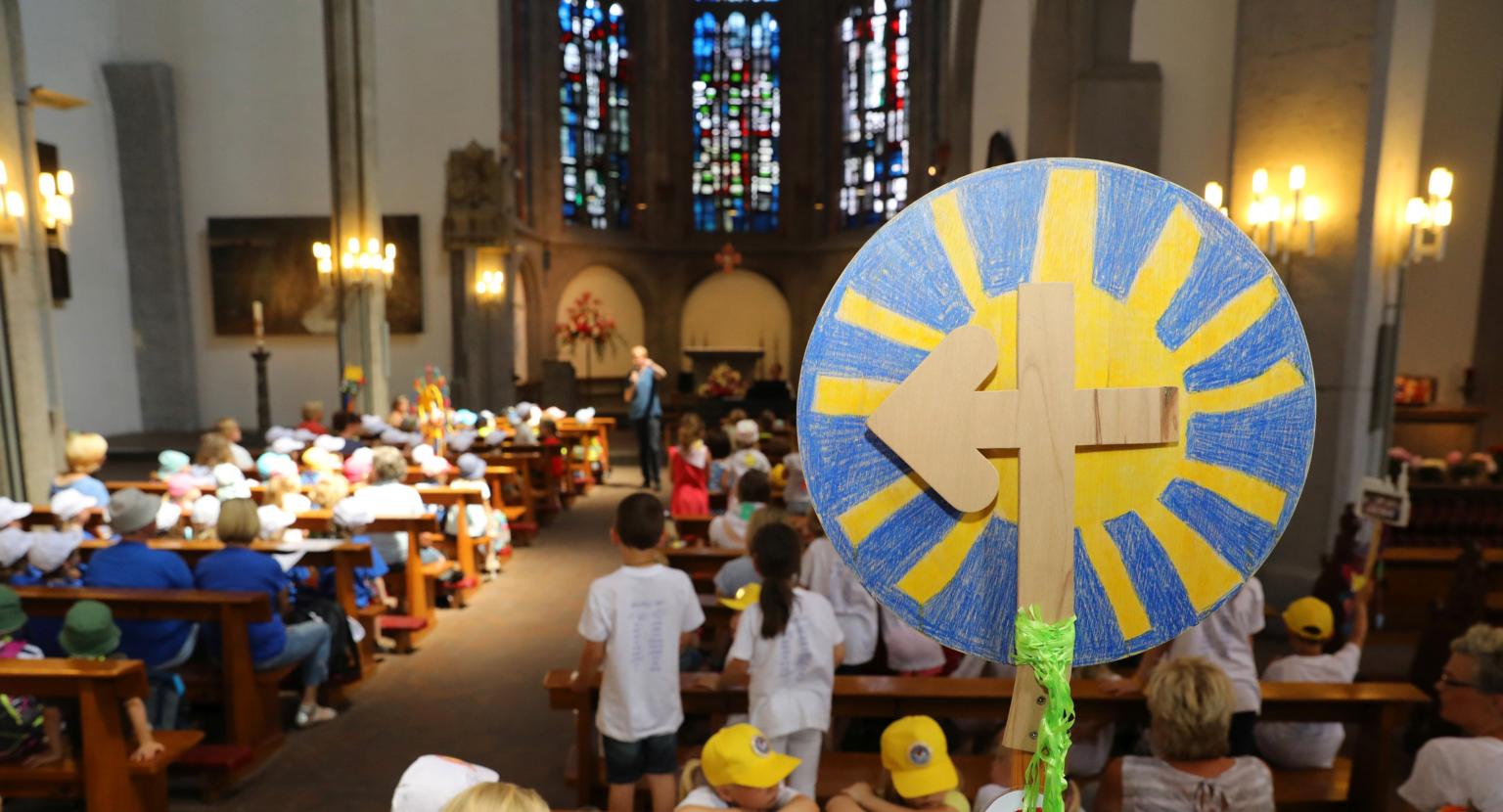 Mit ihren bunt geschmückten Pilgerstäben - das Pilgerkreuz ist das Symbol der Heiligtumsfahrt Aachen - begeben sich 1.800 Vorschulkinder dieses Mal in den Regionen des Bistums auf Entdeckungsreise. (c) Bistum Aachen / Andreas Steindl