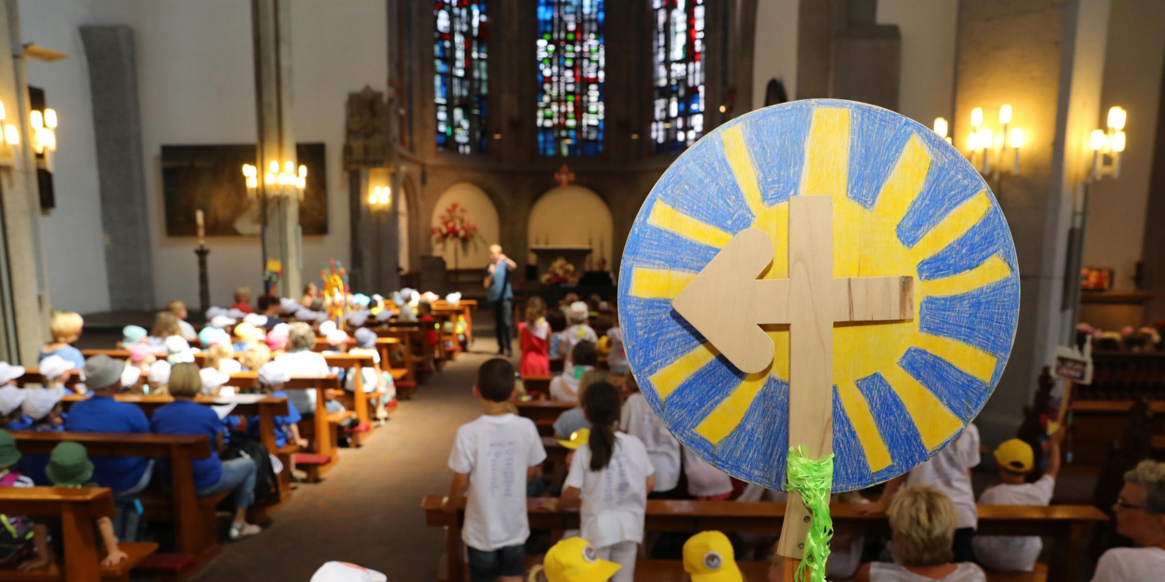 Mit ihren bunt geschmückten Pilgerstäben - das Pilgerkreuz ist das Symbol der Heiligtumsfahrt Aachen - begeben sich 1.800 Vorschulkinder dieses Mal in den Regionen des Bistums auf Entdeckungsreise.