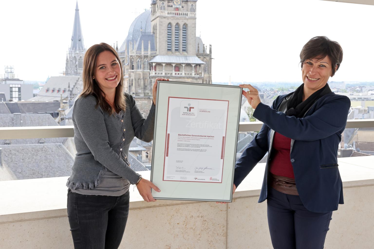 Das Bistum Aachen ist erneut für seine Familienfreundlichkeit ausgezeichnet worden: Personalreferentin Aline Krings (l.) und Margherita Onorato-Simonis, Leiterin der Hauptabteilung Personal, freuen sich über die Zertifizierung. (c) Bistum Aachen / Andreas Steindl