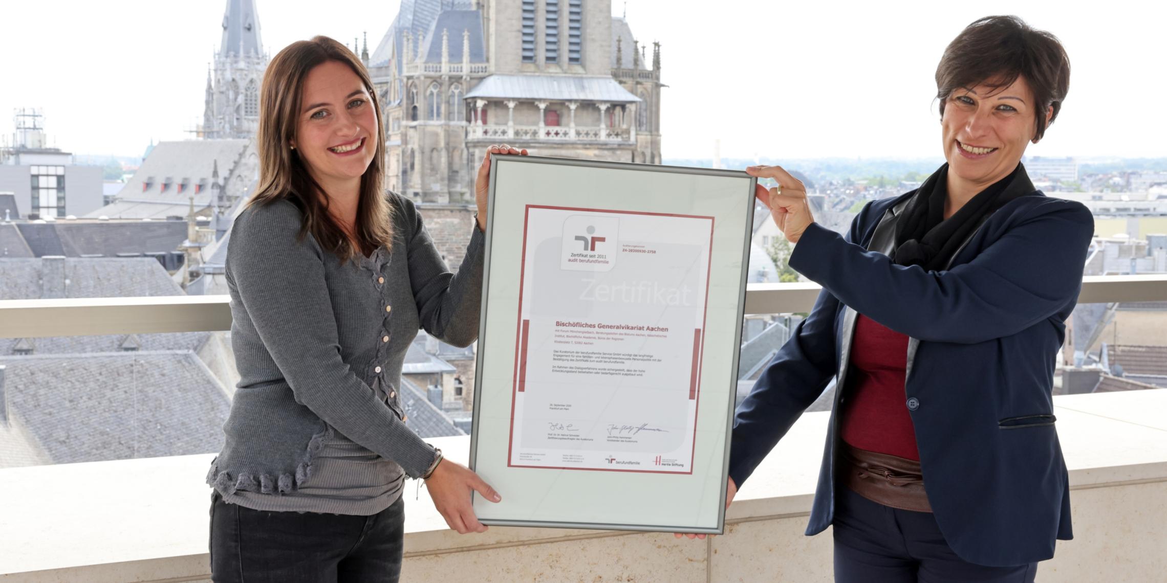 Das Bistum Aachen ist erneut für seine Familienfreundlichkeit ausgezeichnet worden: Personalreferentin Aline Krings (l.) und Margherita Onorato-Simonis, Leiterin der Hauptabteilung Personal, freuen sich über die Zertifizierung.