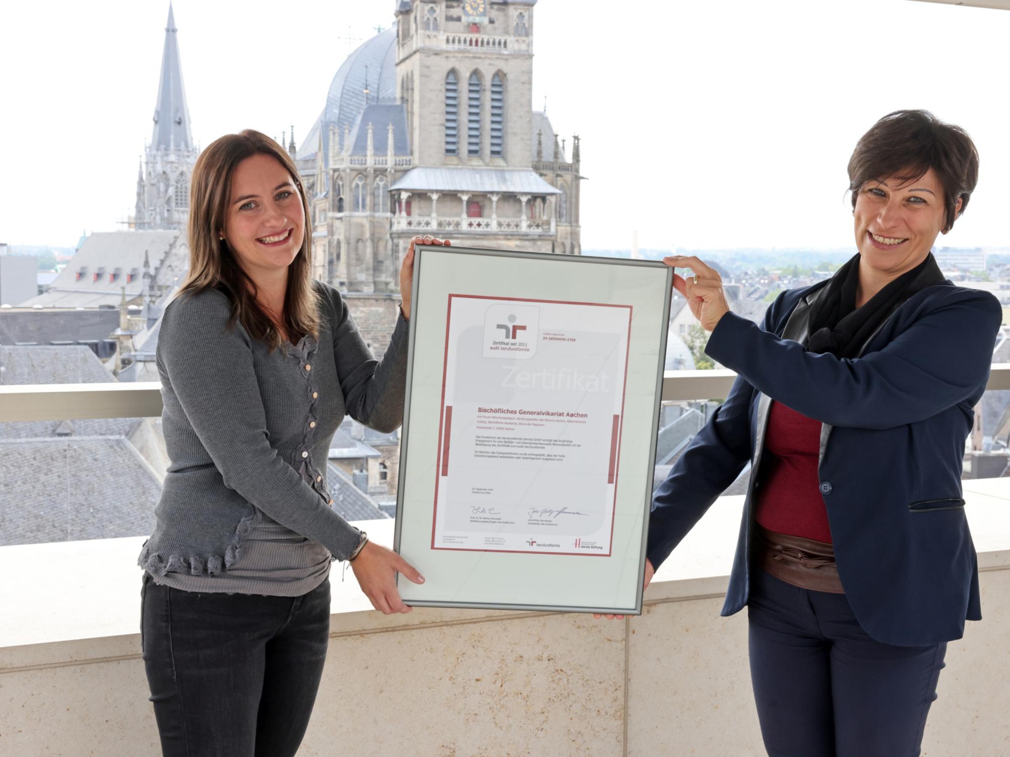 Das Bistum Aachen ist erneut für seine Familienfreundlichkeit ausgezeichnet worden: Personalreferentin Aline Krings (l.) und Margherita Onorato-Simonis, Leiterin der Hauptabteilung Personal, freuen sich über die Zertifizierung.