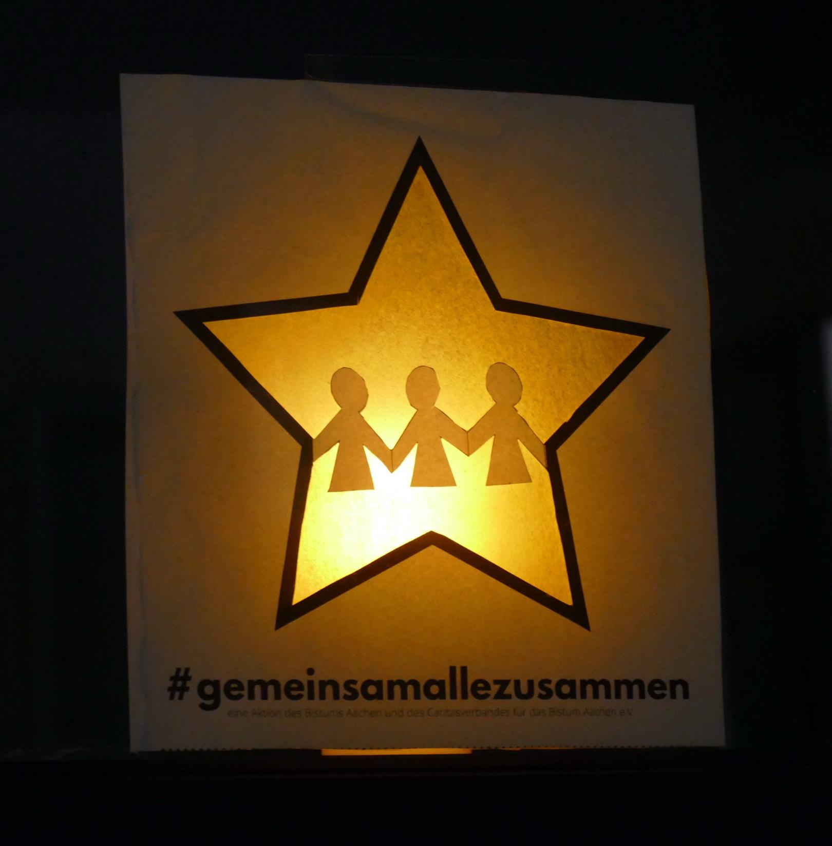 Mit einem Fensterbild Solidarität zeigen mit den Menschen in den Flutgebieten im Westen Deutschlands, dazu rufen das Bistum Aachen und der Caritasverband für das Bistum Aachen auf. (c) DiCV