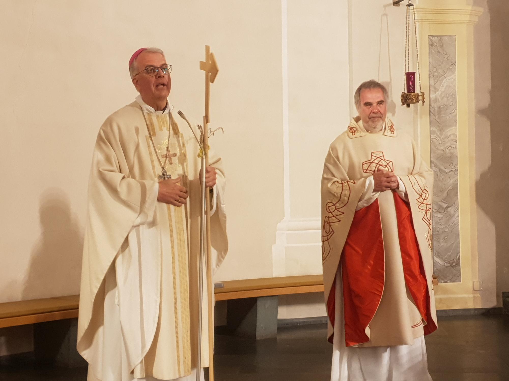 Der Aachener Dompropst Rolf-Peter Cremer (r.) hat den Trierer Dompropst Jörg Michael Peters sowie die Menschen im Bistum Trier zur Heiligtumsfahrt nach Aachen eingeladen.