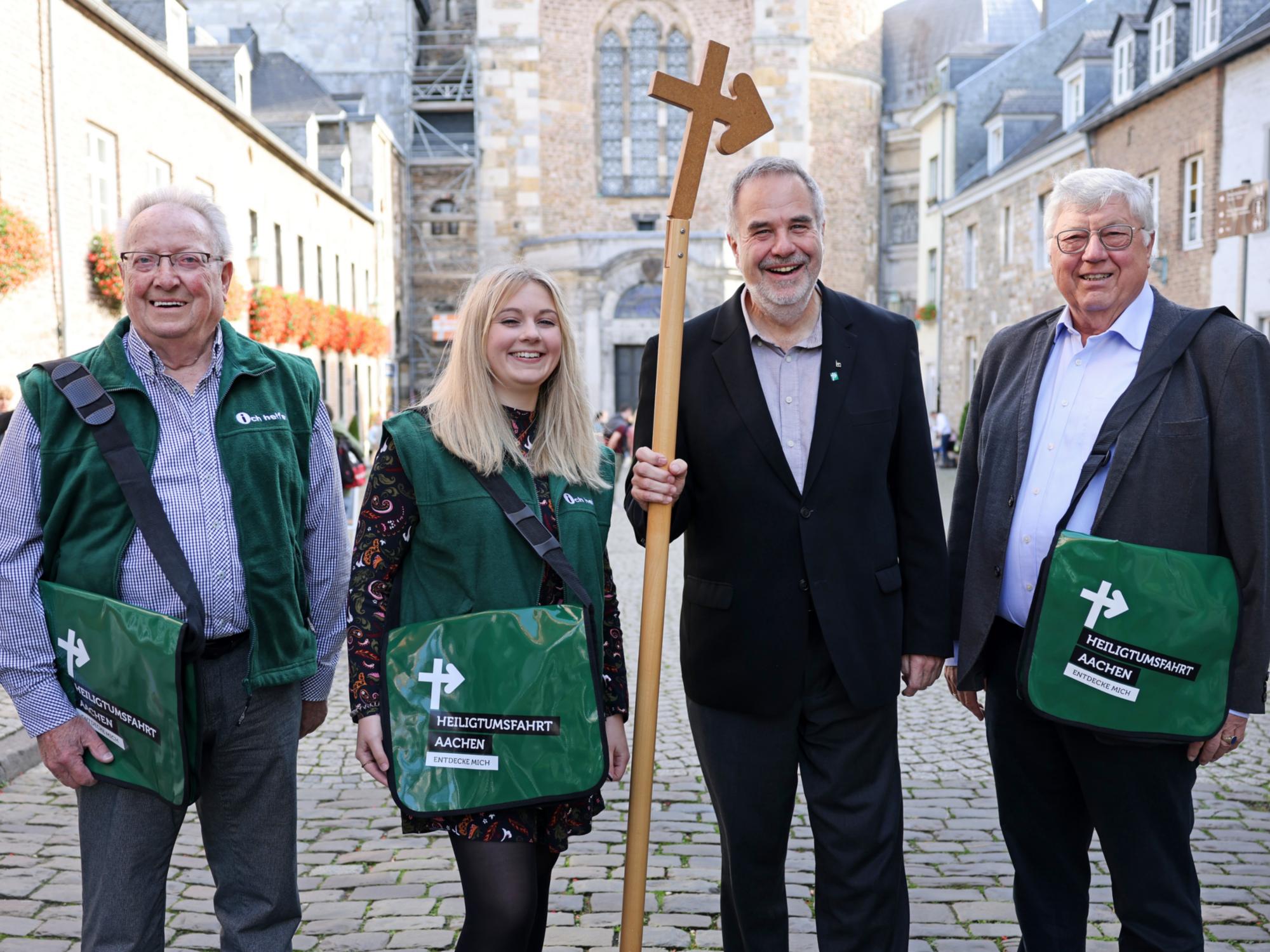 Josef Baumann, Anna Lena Schmitz, Dompropst und Wallfahrtsleiter Rolf-Peter Cremer und Herbert May freuen sich auf die kommende Heiligtumsfahrt in Aachen.