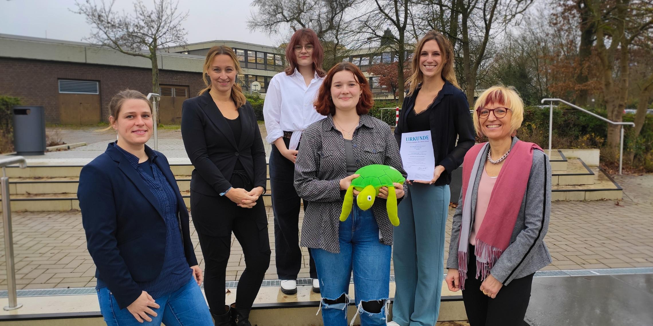 Für besonderes Engagement im Umweltschutz ist die bischöfliche Maria-Montessori-Gesamtschule in Krefeld vom Bistum Aachen ausgezeichnet worden: Amelie Schöller, Anna-Sophie Gutmann und Lehrerin Christina Schmidt setzen sich an der Maria-Montessori-Schule in Krefeld für die Umwelt ein. Die Urkunde überreichten Marie Goebel (l.) und Claudia Schlösser (r.), mit dabei auch Schulleiterin Gabriele Vogt (2.v.l.)