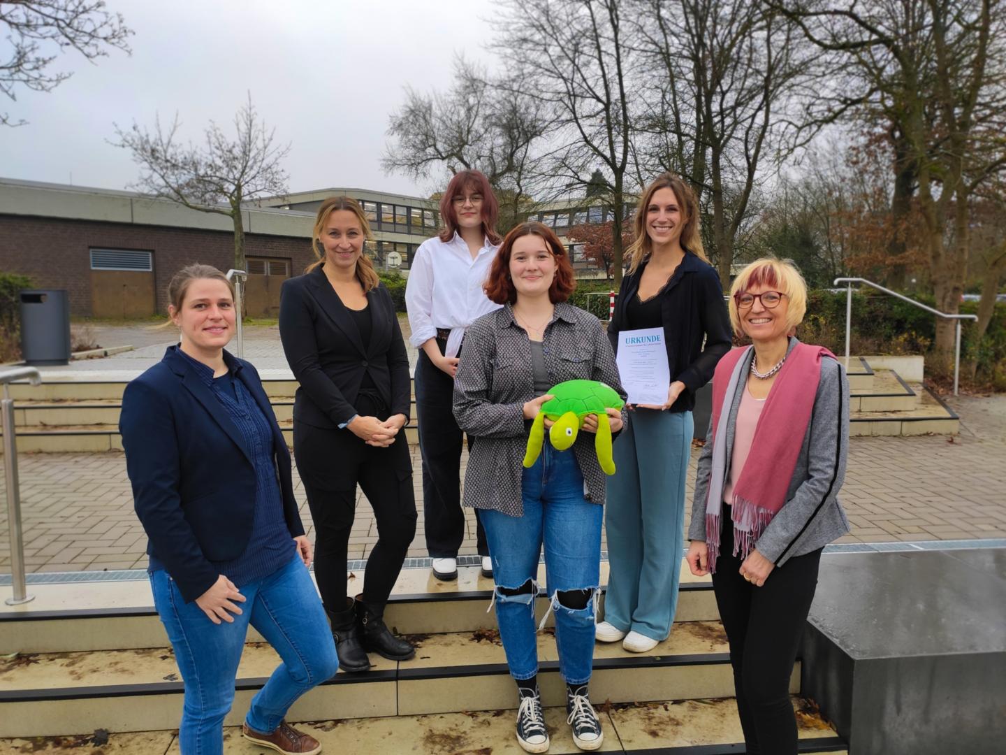 Für besonderes Engagement im Umweltschutz ist die bischöfliche Maria-Montessori-Gesamtschule in Krefeld vom Bistum Aachen ausgezeichnet worden: Amelie Schöller, Anna-Sophie Gutmann und Lehrerin Christina Schmidt setzen sich an der Maria-Montessori-Schule in Krefeld für die Umwelt ein. Die Urkunde überreichten Marie Goebel (l.) und Claudia Schlösser (r.), mit dabei auch Schulleiterin Gabriele Vogt (2.v.l.) (c) Bistum Aachen / Ann-Katrin Roscheck