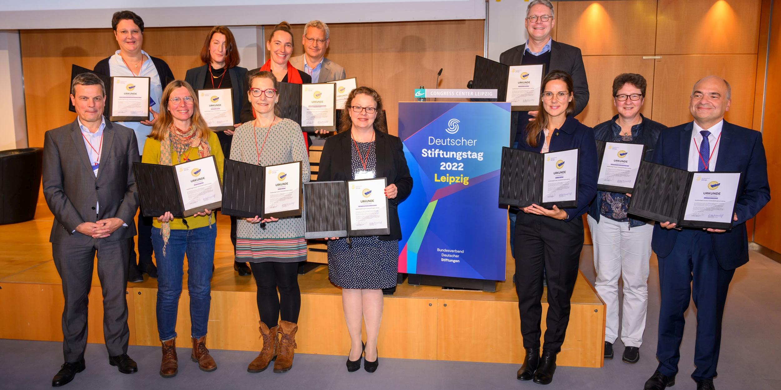 Die Stiftung „Stiftungsforum Kirche im Bistum Aachen“ hat erneut das Qualitätssiegel für seine gute Treuhandstiftungsverwaltung erhalten. Angela Mispagel (vordere Reihe, 4.v.l.), Geschäftsführerin der Stiftung, nahm die Urkunde in Leipzig entgegen.