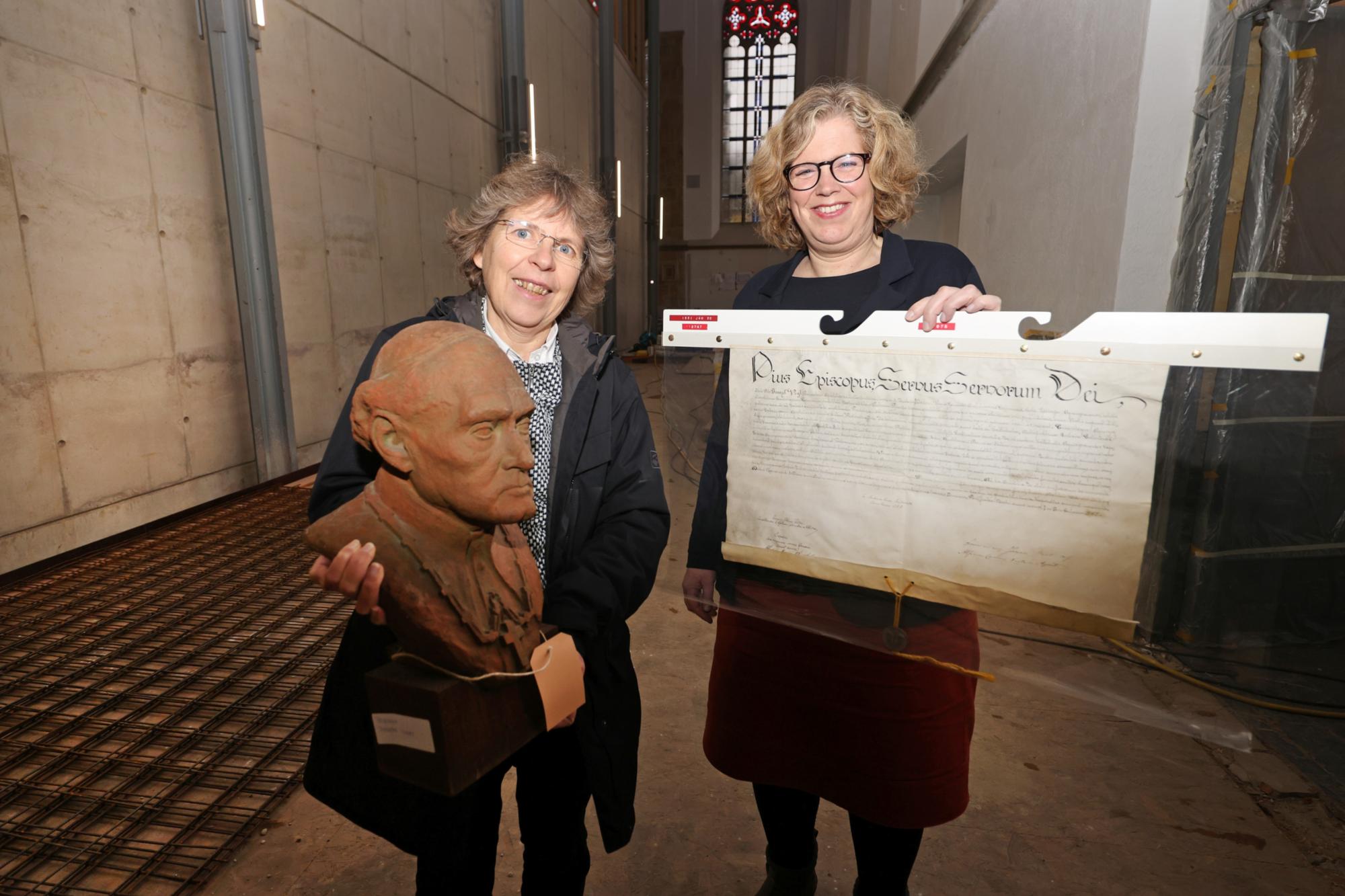 Dr. Beate Sophie Fleck (l.), Direktorin des Diözesanarchivs Aachen, und die Kuratorin der neuen Dauerausstellung, Anke Asfur.