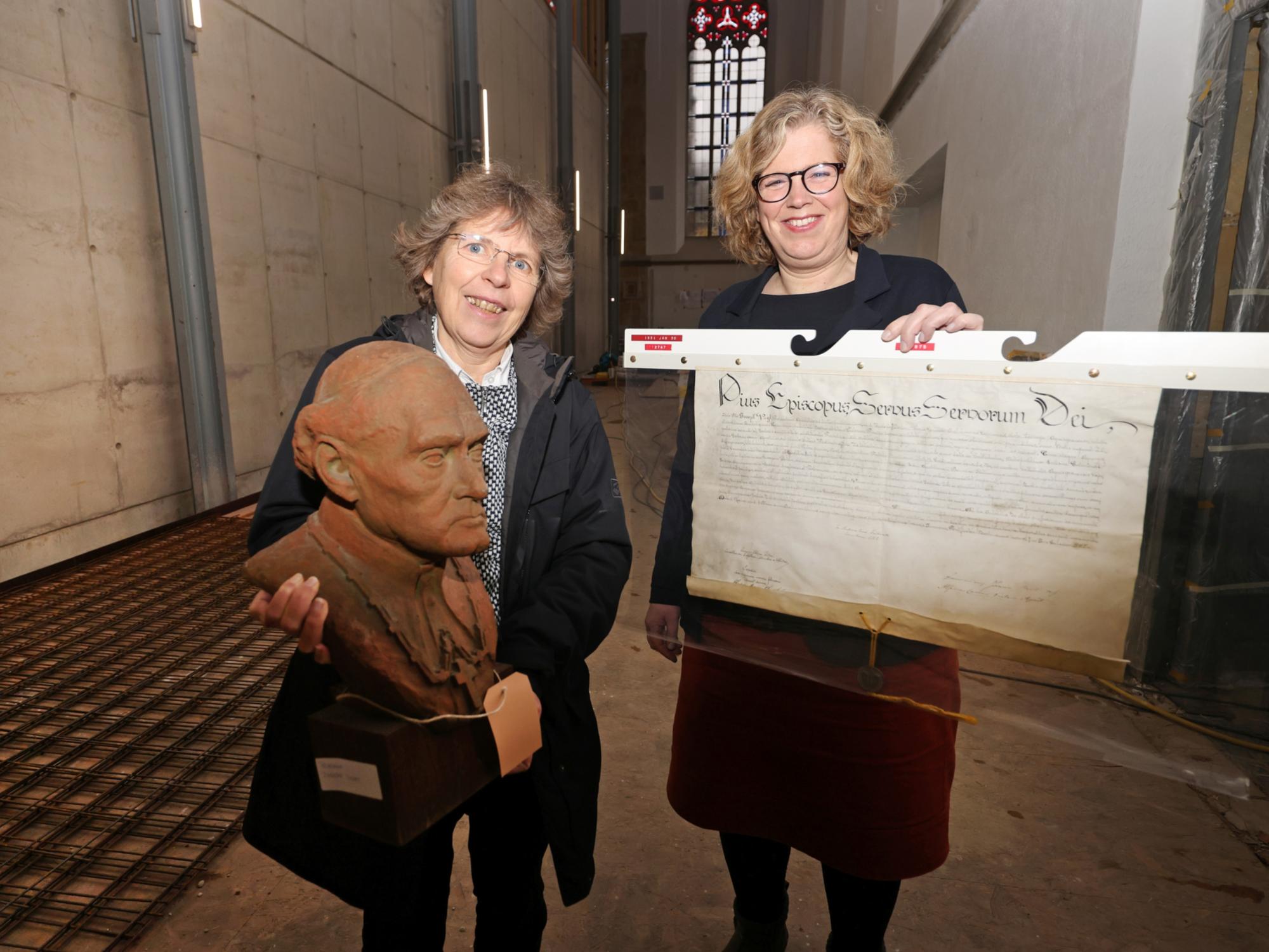 Dr. Beate Sophie Fleck (l.), Direktorin des Diözesanarchivs Aachen, und die Kuratorin der neuen Dauerausstellung, Anke Asfur.