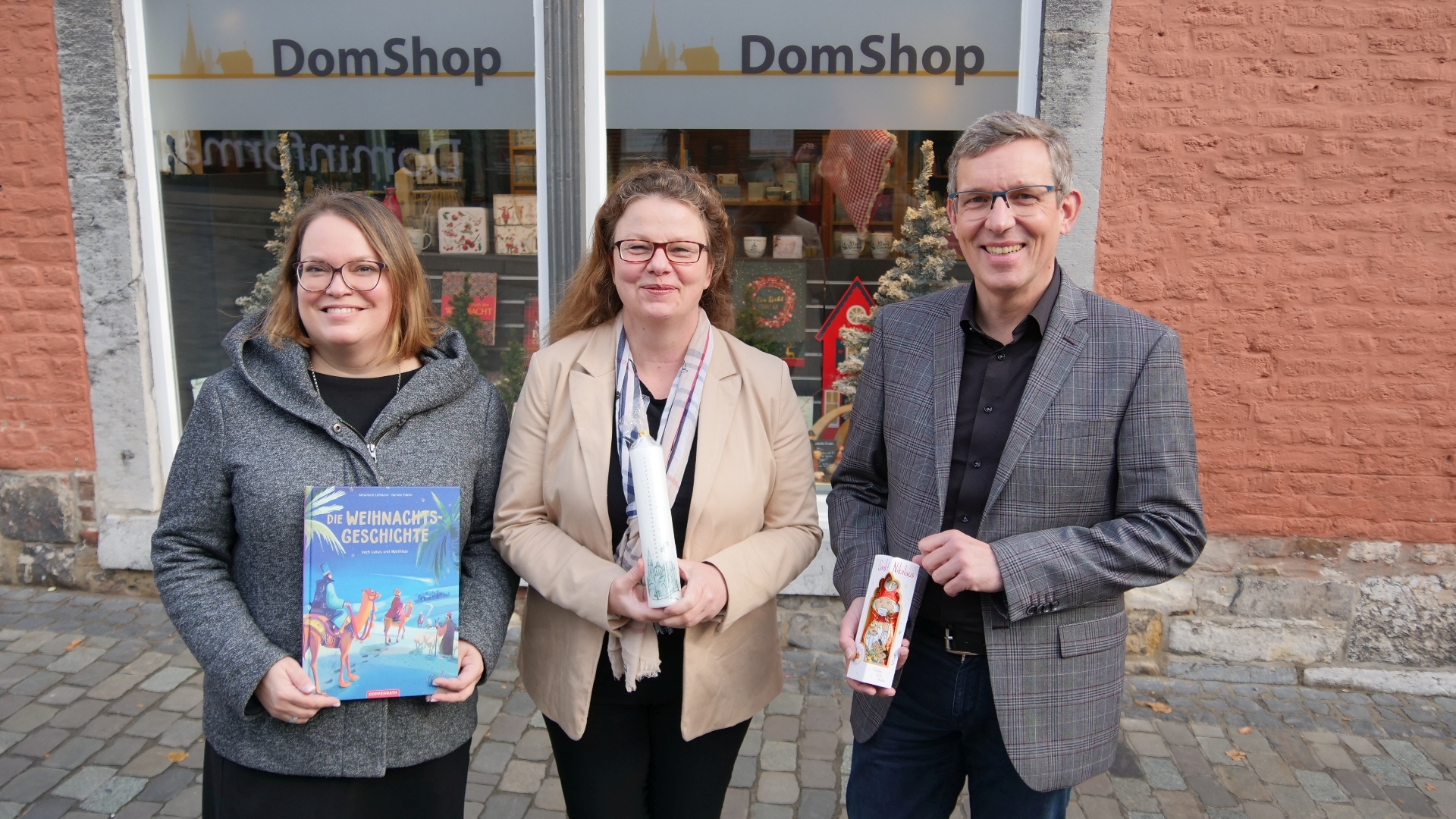 Freuen sich über Unterstützung: Nina Bursche vom Domshop (v.l.), Angela Mispagel und Dr. Thomas Ervens. (c) Bistum Aachen / Anja Klingbeil