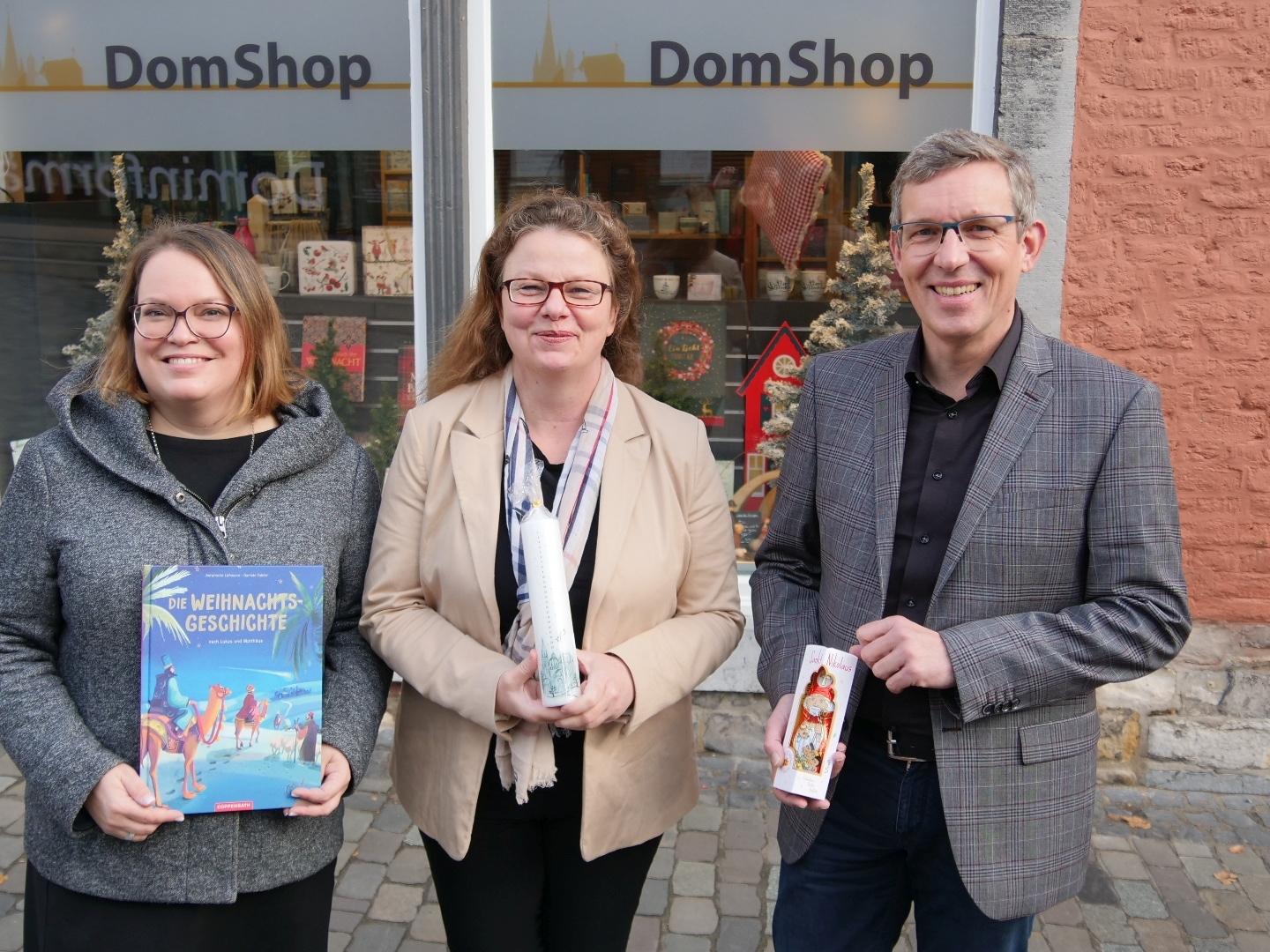 Freuen sich über Unterstützung: Nina Bursche vom Domshop (v.l.), Angela Mispagel und Dr. Thomas Ervens.