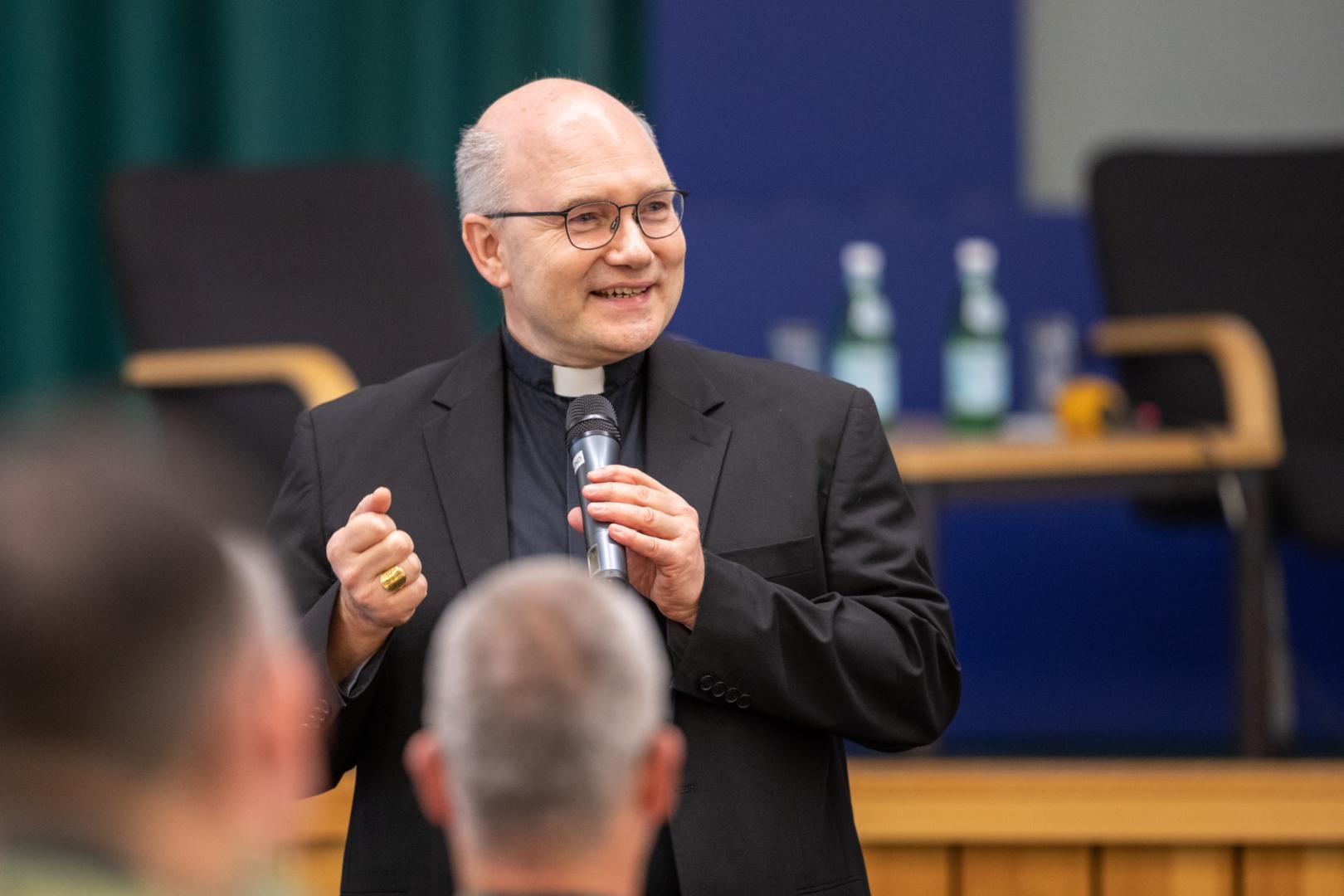 Bischof Helmut Dieser beim „Tag im Zeichen der Werte“ des Heeres. (c) Bundeswehr/Lara Drießen