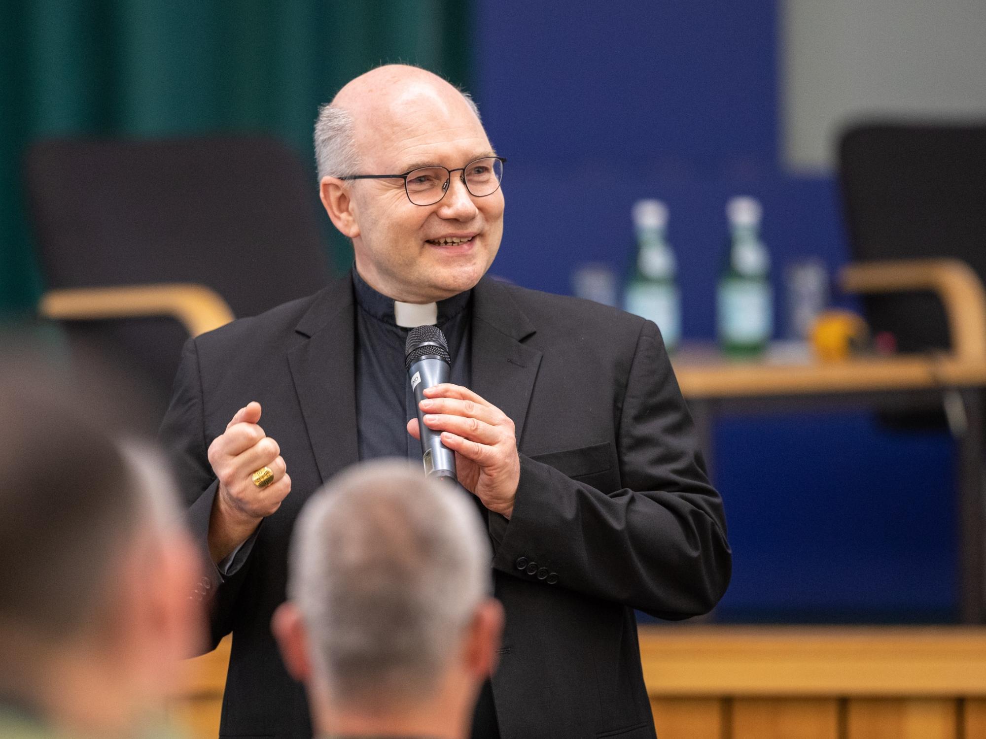 Bischof Helmut Dieser beim „Tag im Zeichen der Werte“ des Heeres.