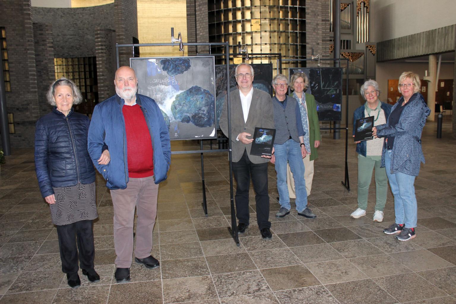 Freuen sich auf viele Besucherinnen und Besucher: Künstler Uwe Appold mit seiner Frau Marlies (v.l.), Pfarrer Hans Russmann, Professor Andreas Wittrahm, Katharina von Gallwitz, Veronika Schönhofer-Nellessen und Dr. Claudia Kolletzki (c) Bistum Aachen / Anja Klingbeil