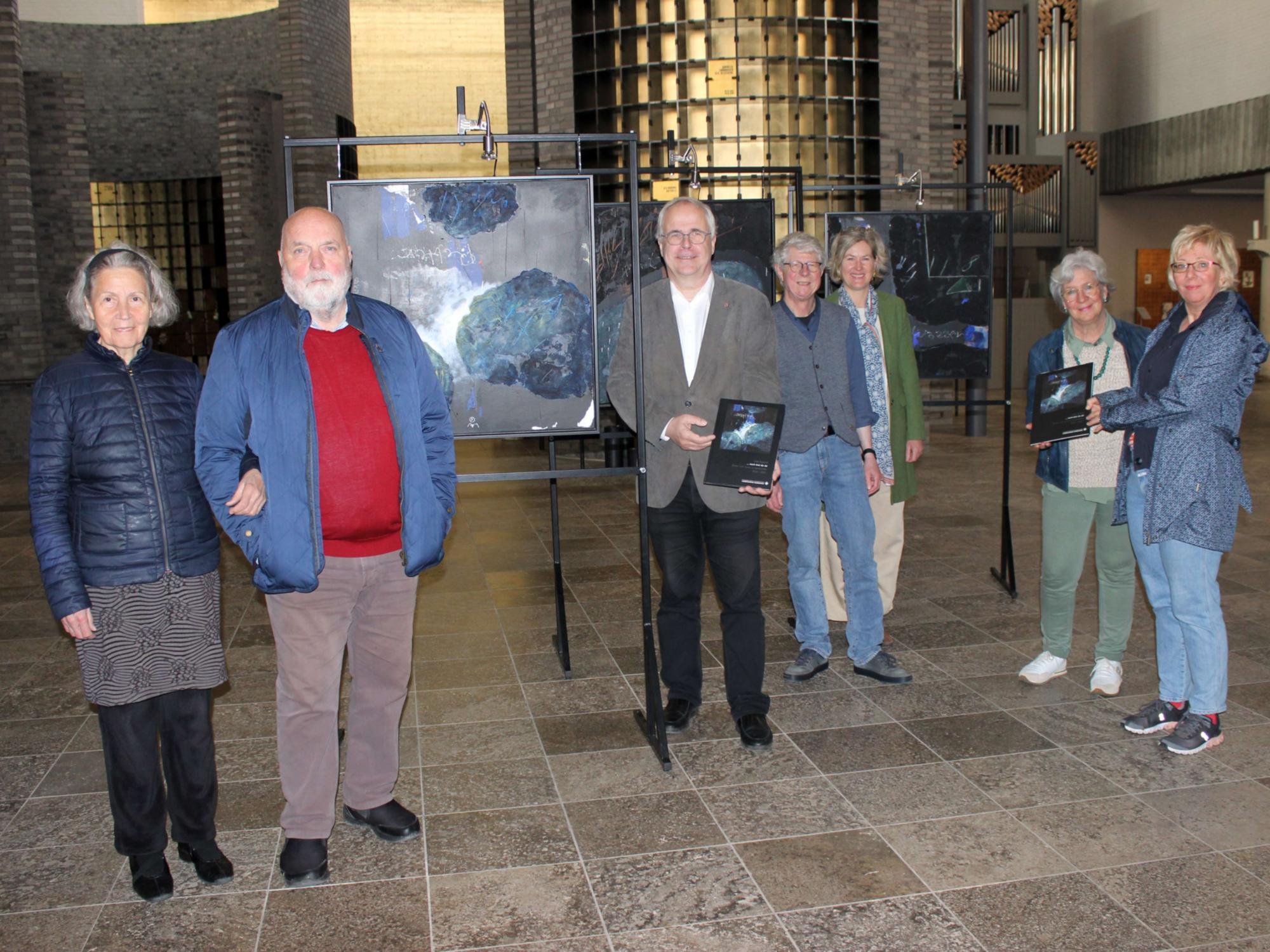 Freuen sich auf viele Besucherinnen und Besucher: Künstler Uwe Appold mit seiner Frau Marlies (v.l.), Pfarrer Hans Russmann, Professor Andreas Wittrahm, Katharina von Gallwitz, Veronika Schönhofer-Nellessen und Dr. Claudia Kolletzki